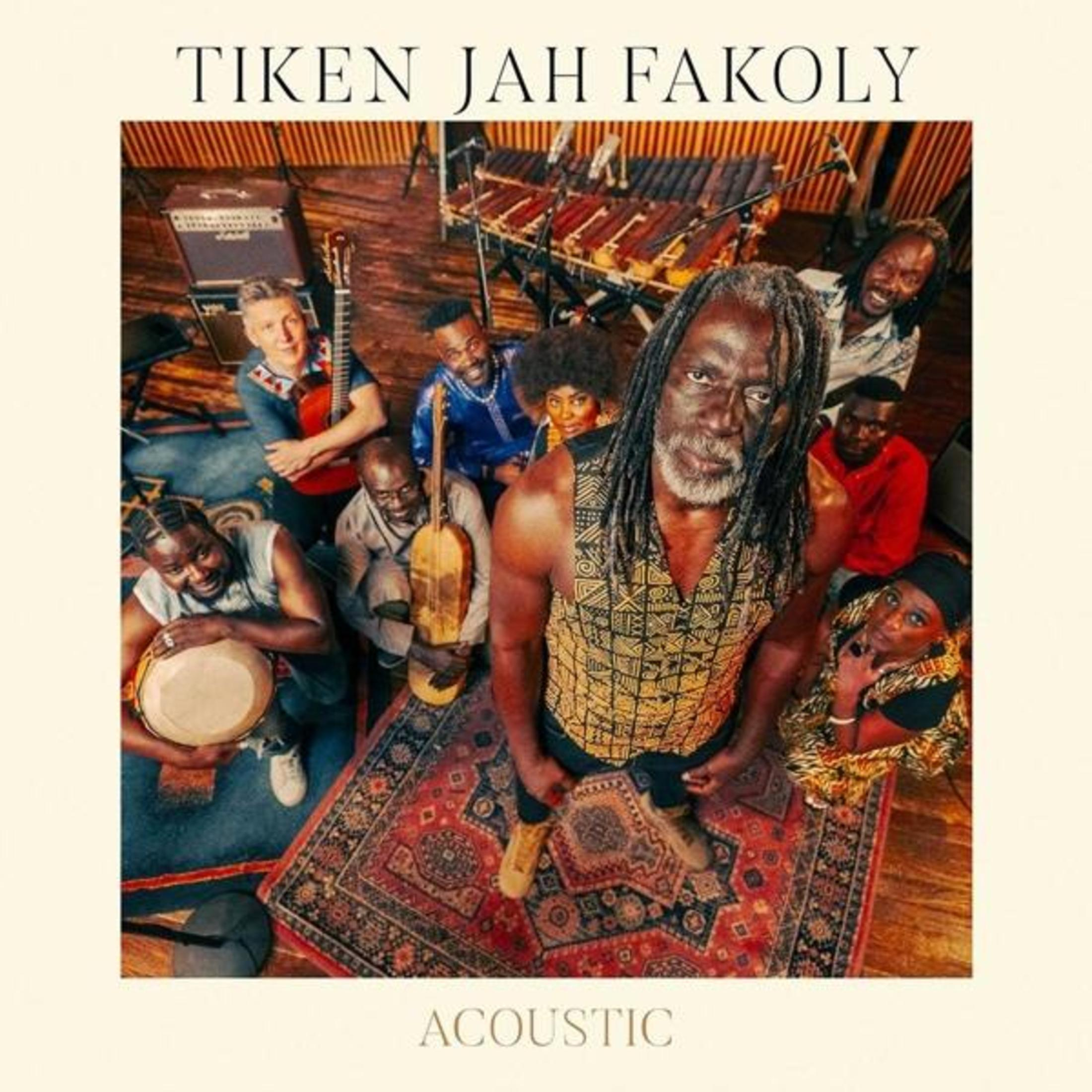 Tiken Jah Fakoly con band in studio, alcuni musicisti suonano strumenti.