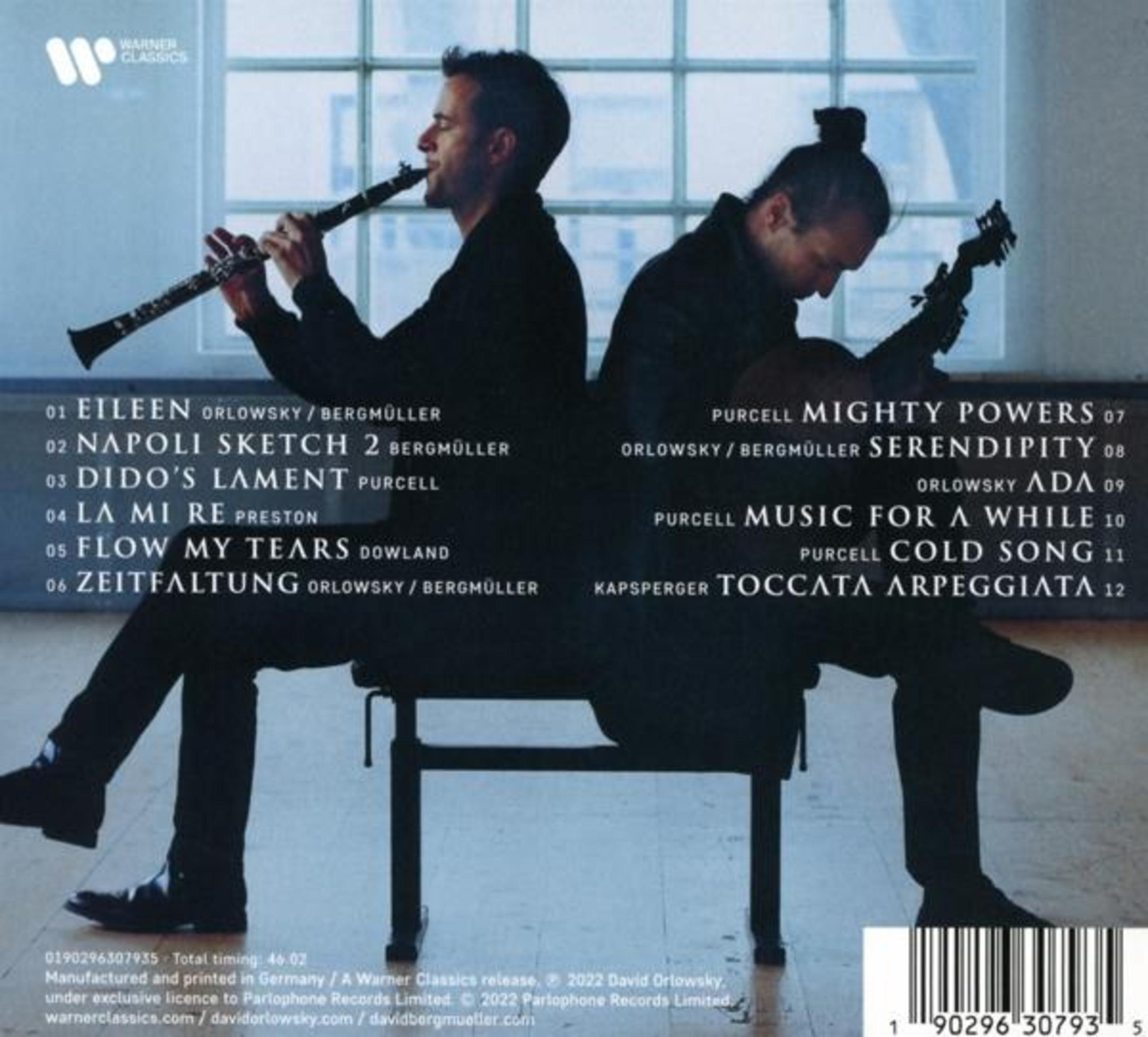 Due uomini seduti in silhouette, uno suona il clarinetto, l'altro la chitarra.