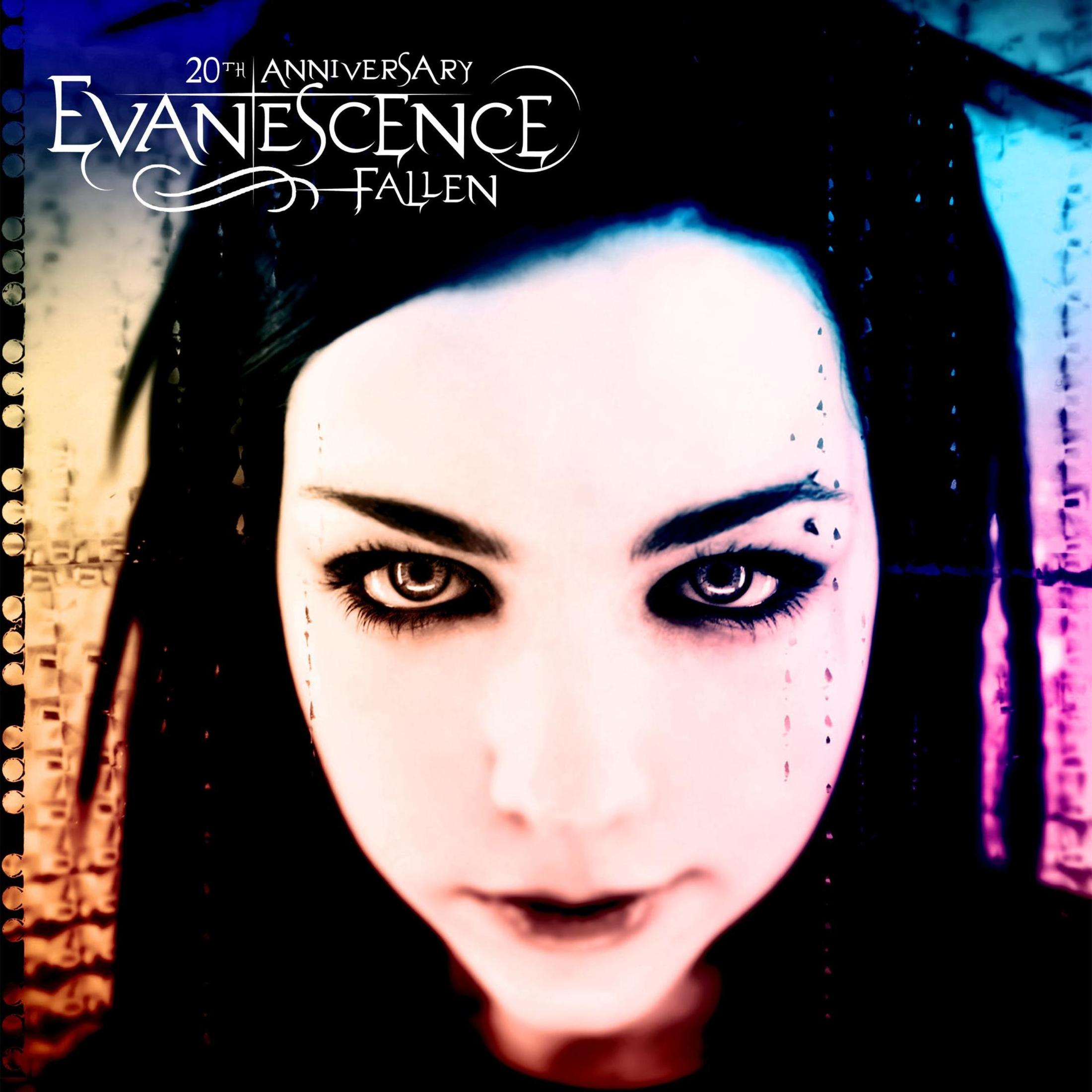 Primo piano di una donna con capelli scuri, trucco drammatico e il logo della band Evanescence.