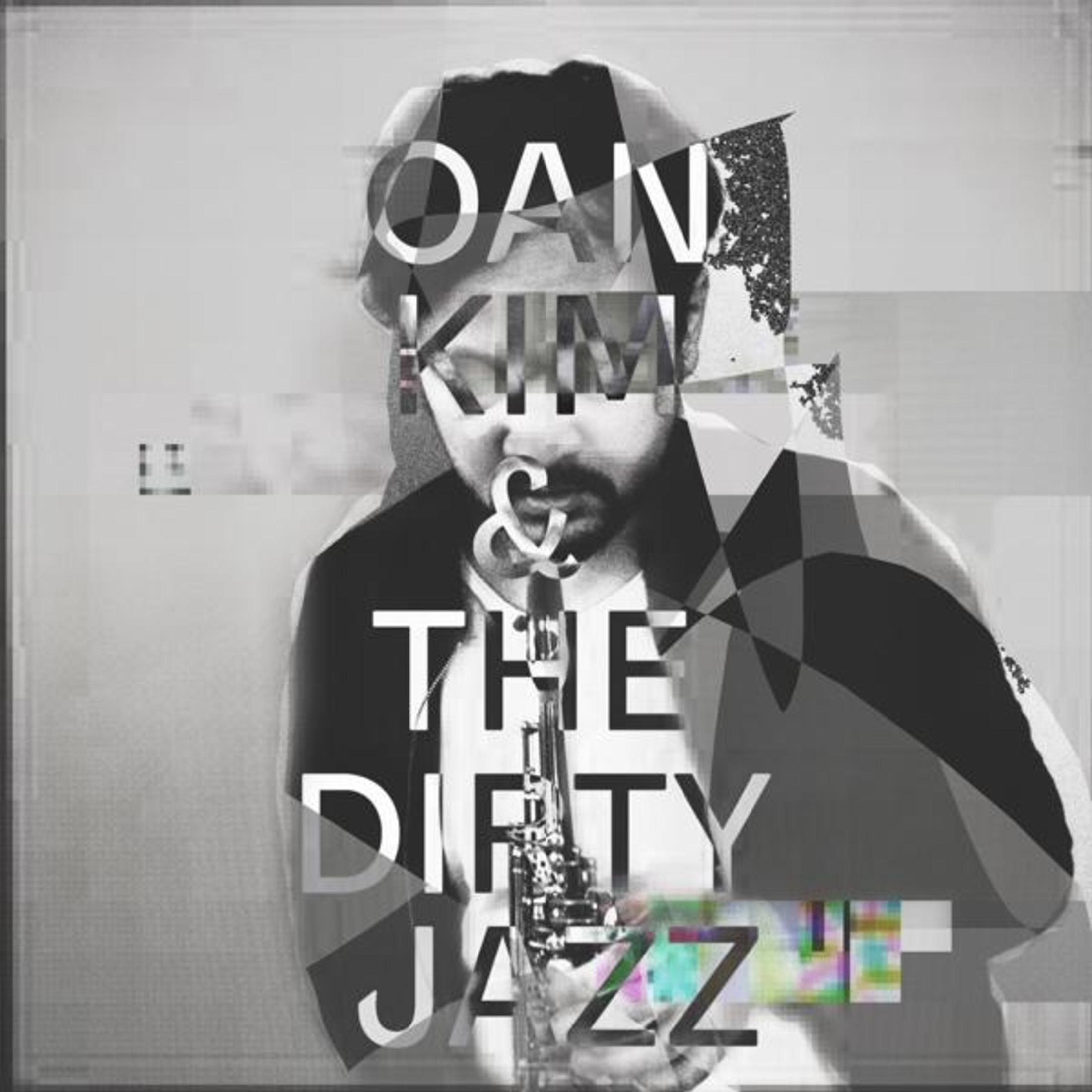 Un uomo con cappello suona il sassofono. Testo: DAN KIM & THE DIRTY JAZZ.