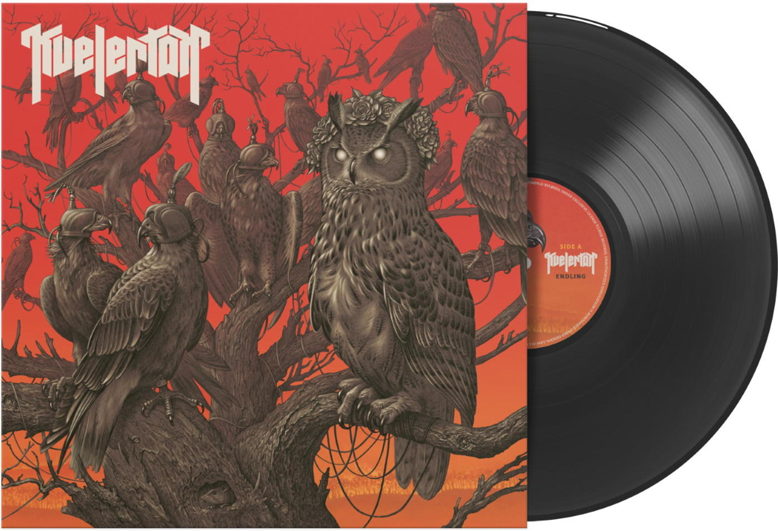 Un gufo e falchi su un ramo su sfondo rosso, accanto a un disco in vinile.