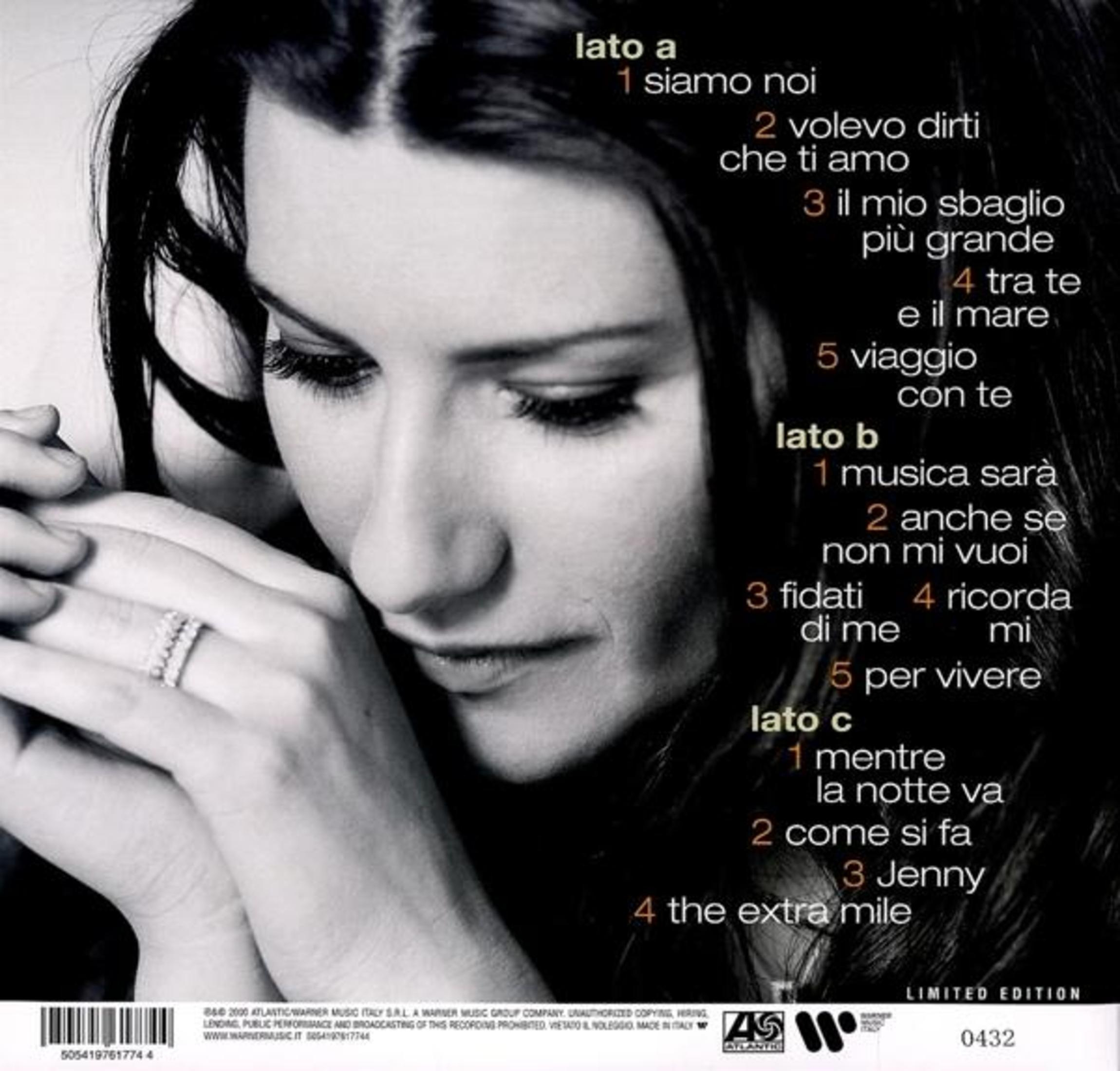Ritratto in bianco e nero di una donna con anello, accanto a lista canzoni.