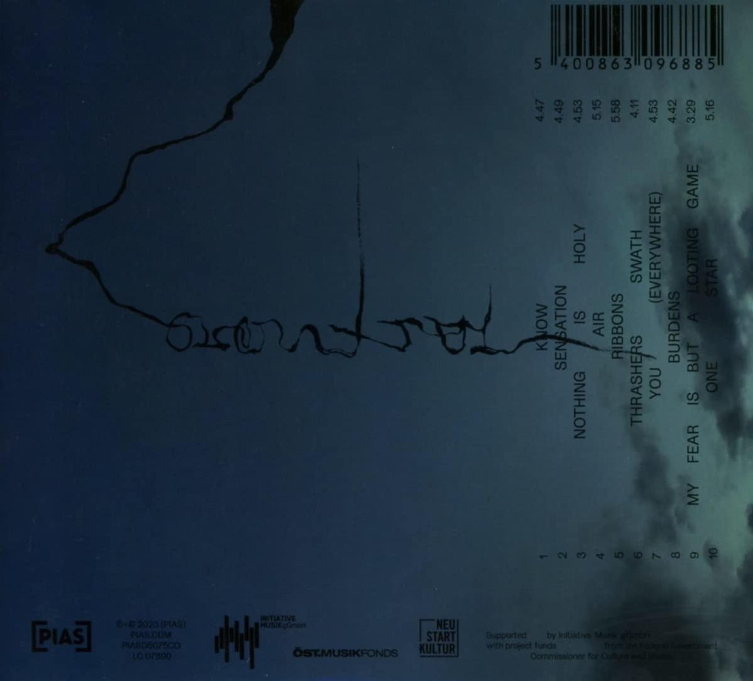 Sfondo blu scuro con disegno a inchiostro nero e tracklist.