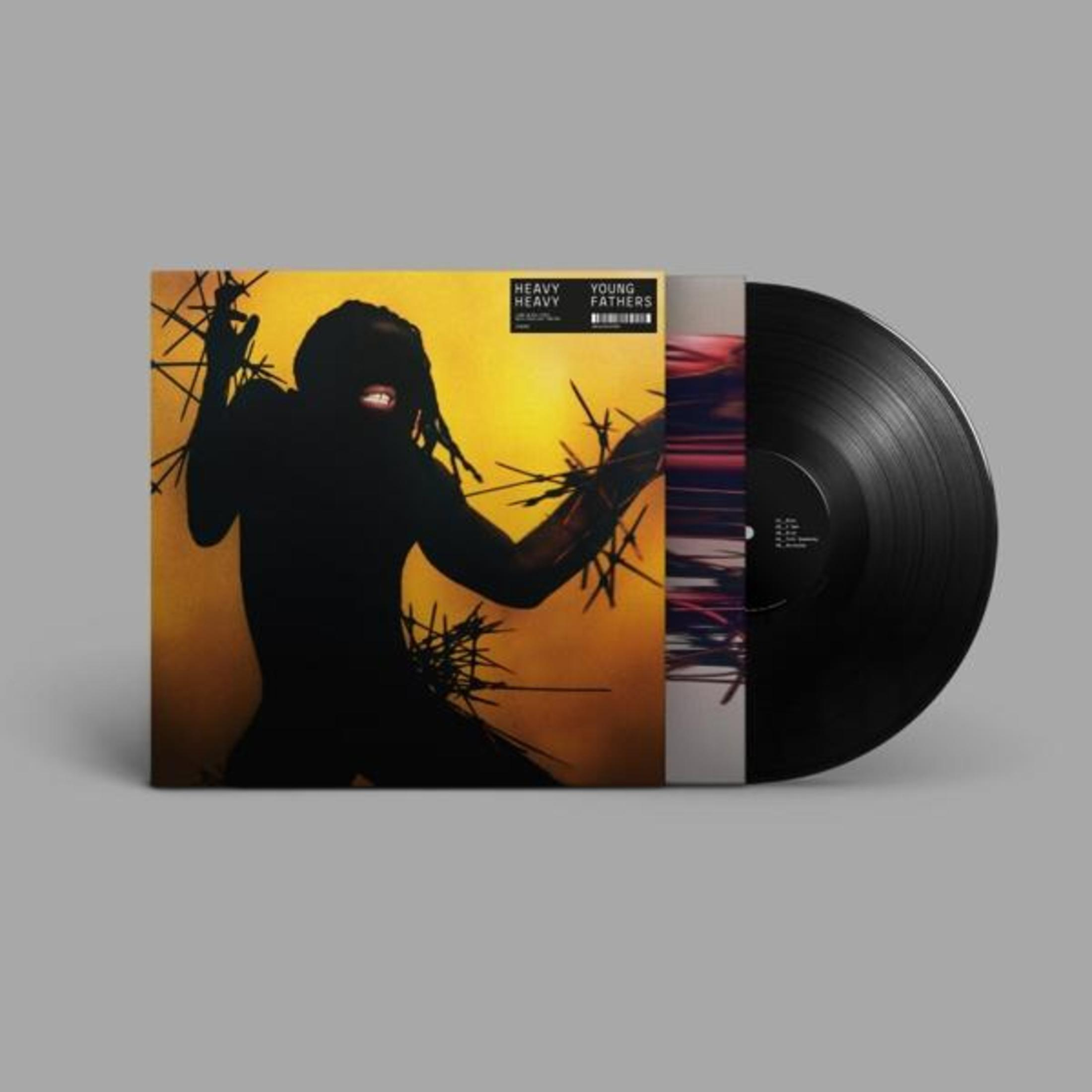 Disco in vinile nero con copertina album che mostra una silhouette su sfondo giallo.