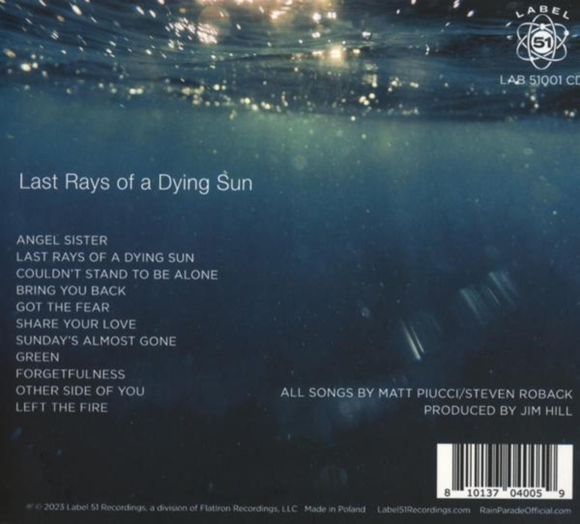 Scena sottomarina con riflessi di luce. Titolo album e lista canzoni visibili.