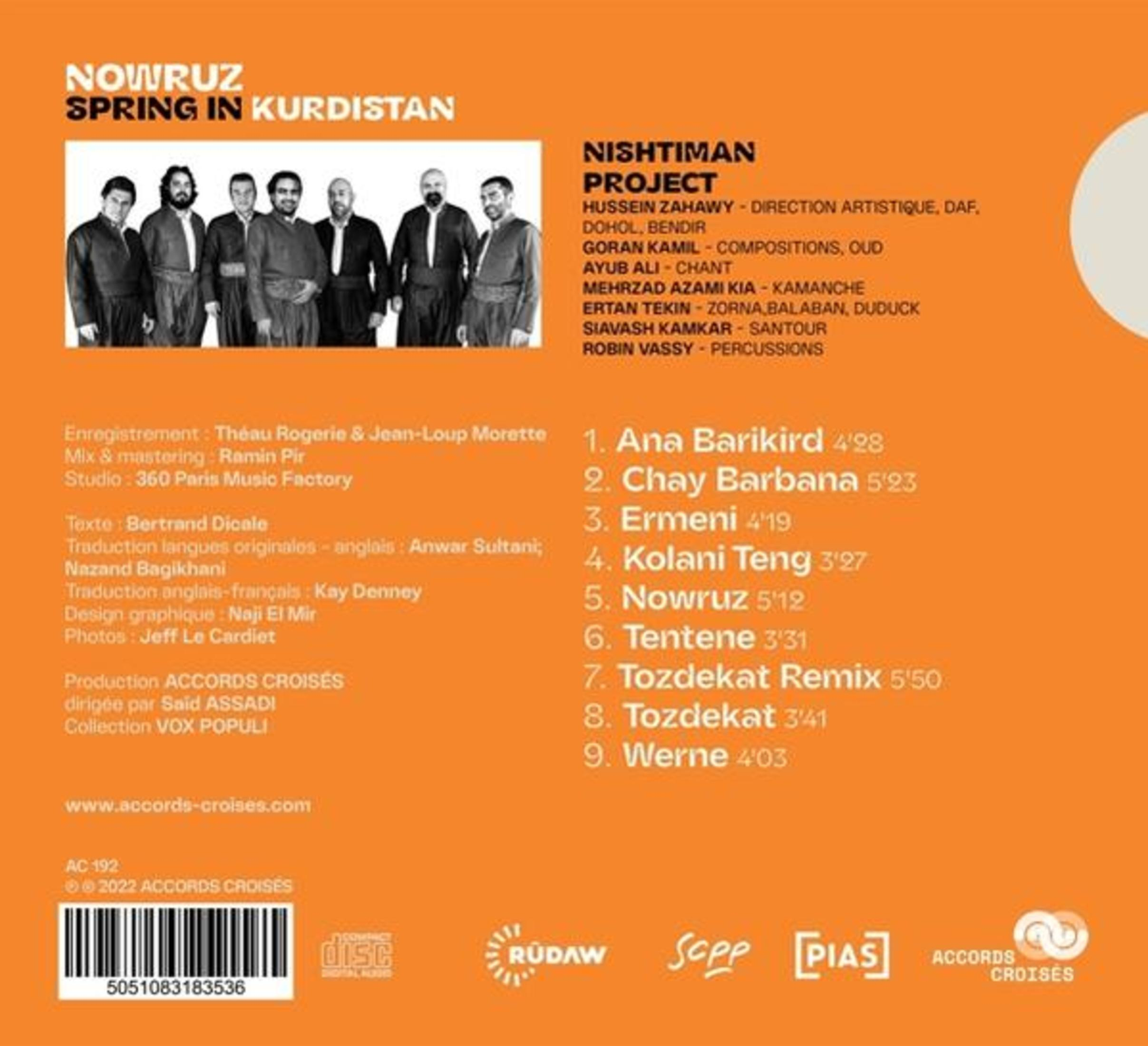 Copertina album con foto band, titolo, tracklist e crediti. Sfondo arancione.