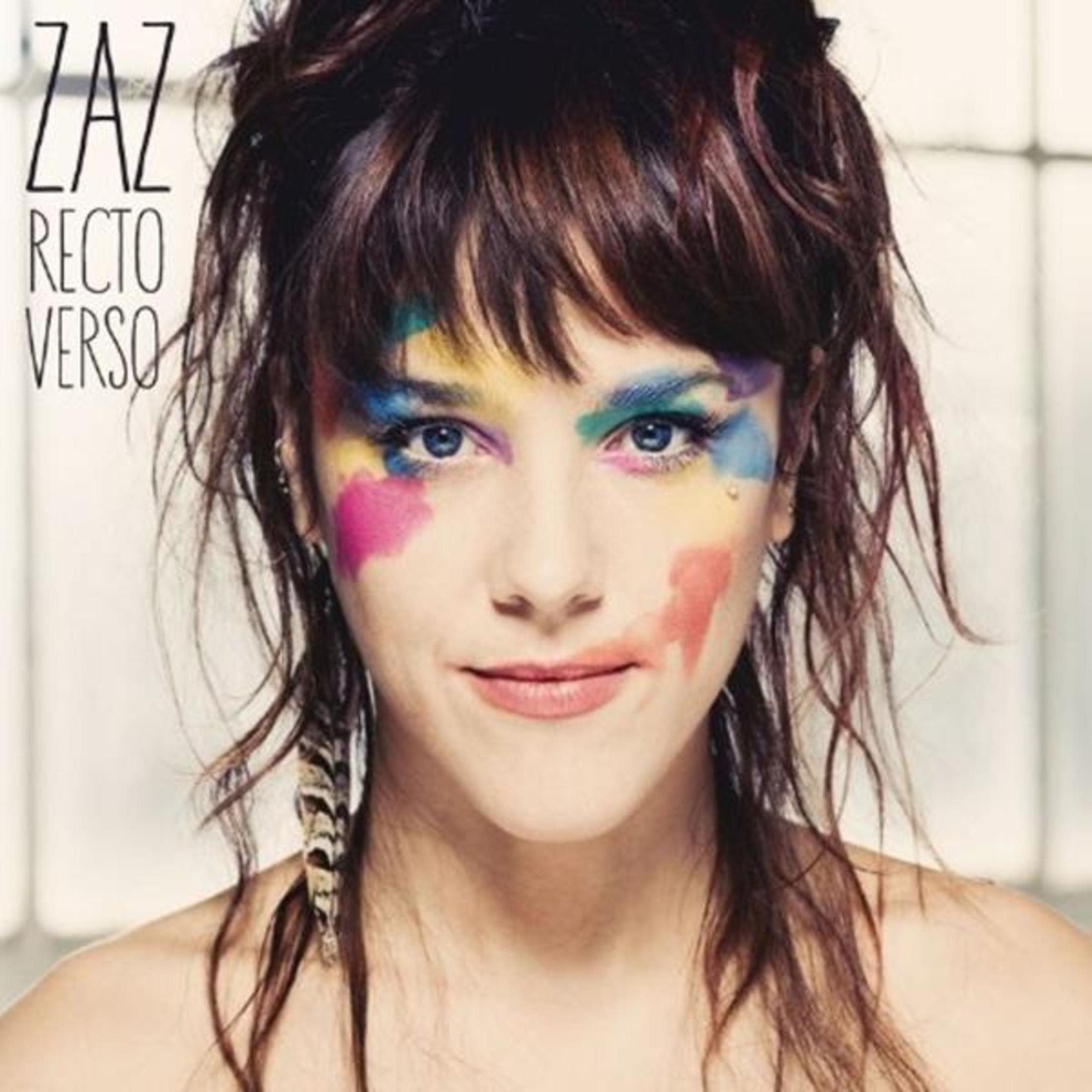 Primo piano di una donna con trucco colorato sul viso e le parole ZAZ RECTO VERSO.