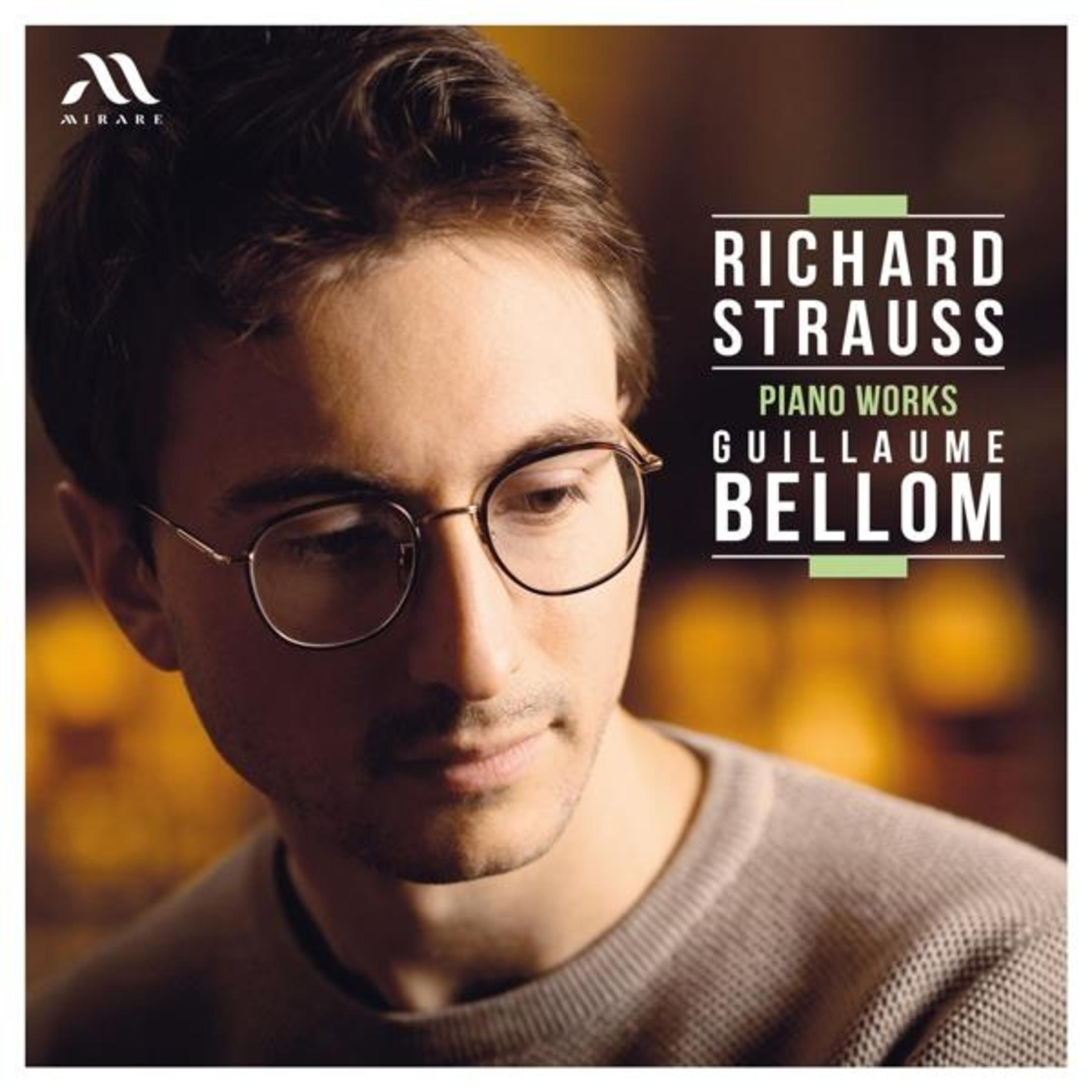 Uomo con occhiali su sfondo marrone. Testo: RICHARD STRAUSS PIANO WORKS GUILLAUME BELLOM.