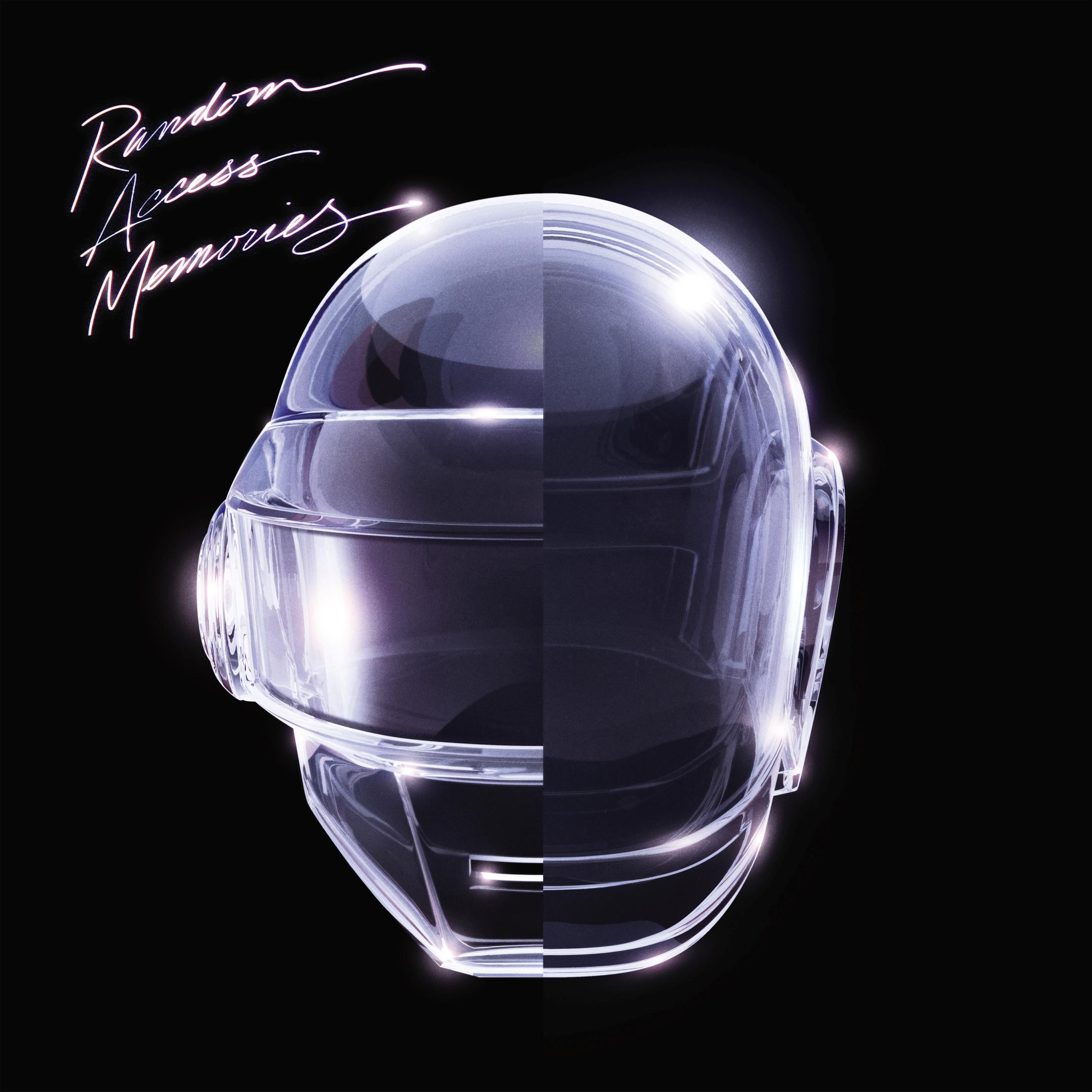 Un casco da robot argentato con testo "Random Access Memories" su sfondo nero.