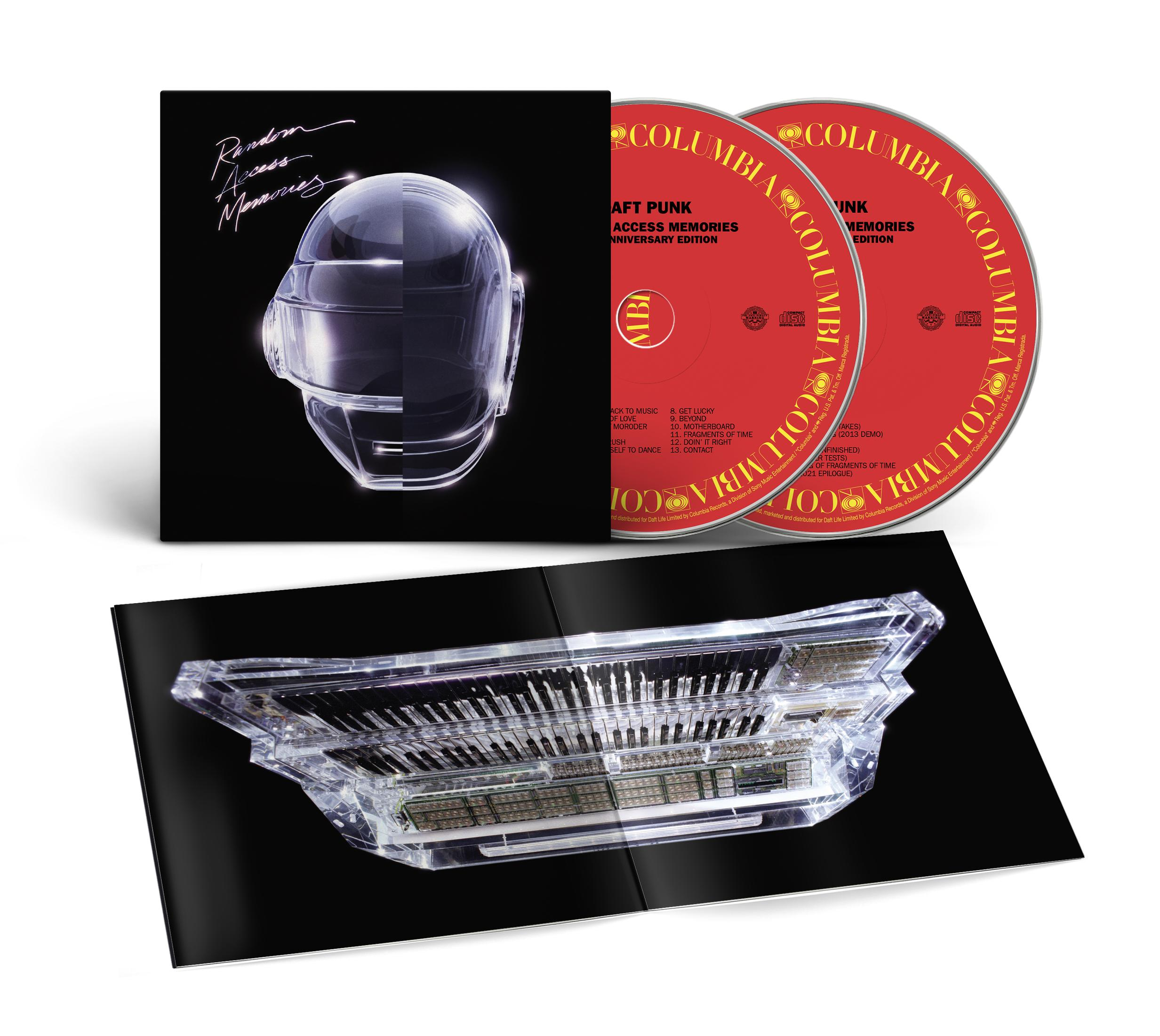 Copertina album Daft Punk con casco, due CD e un libro aperto con tastiera.