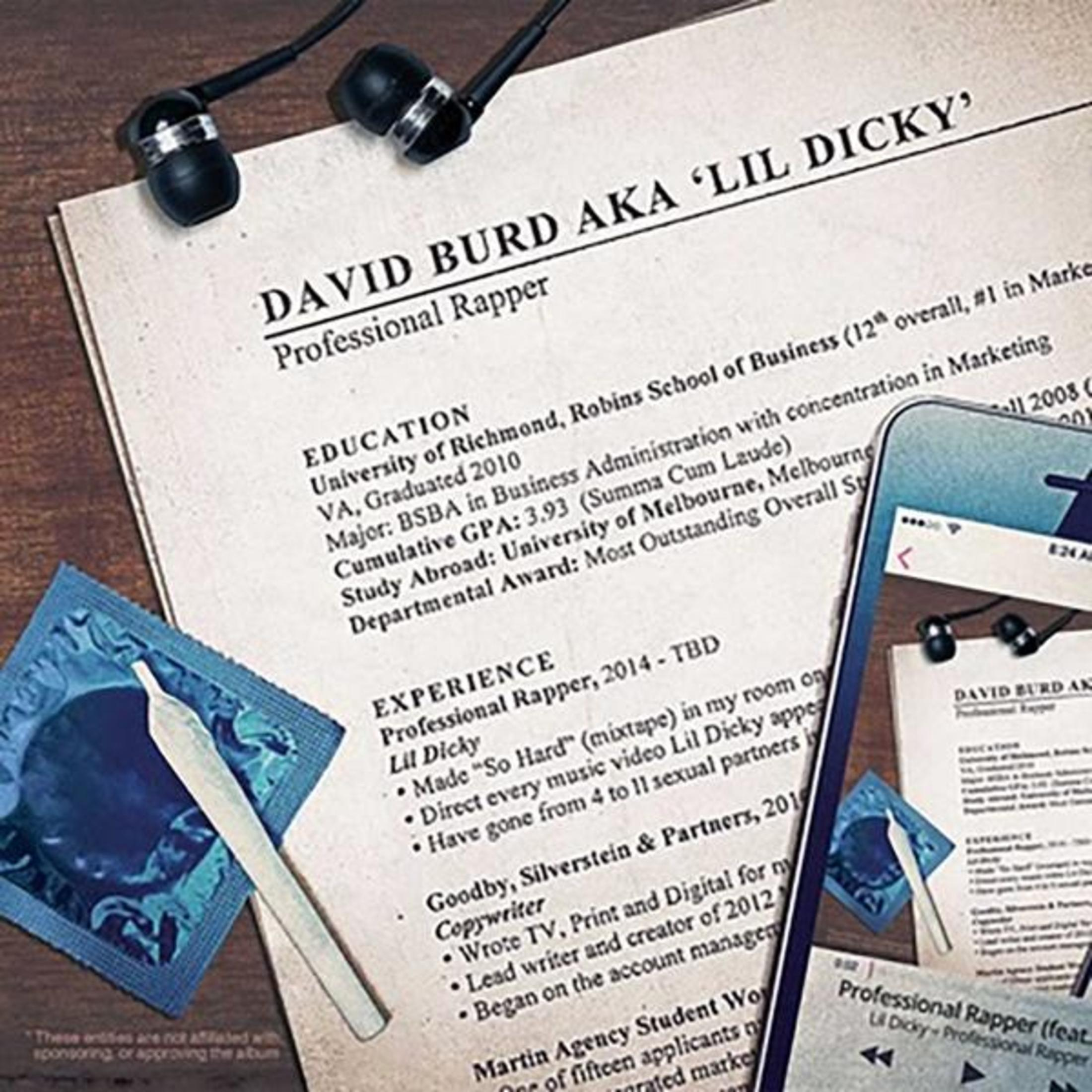 Curriculum di David Burd aka Lil Dicky con cuffie, preservativo e telefono.
