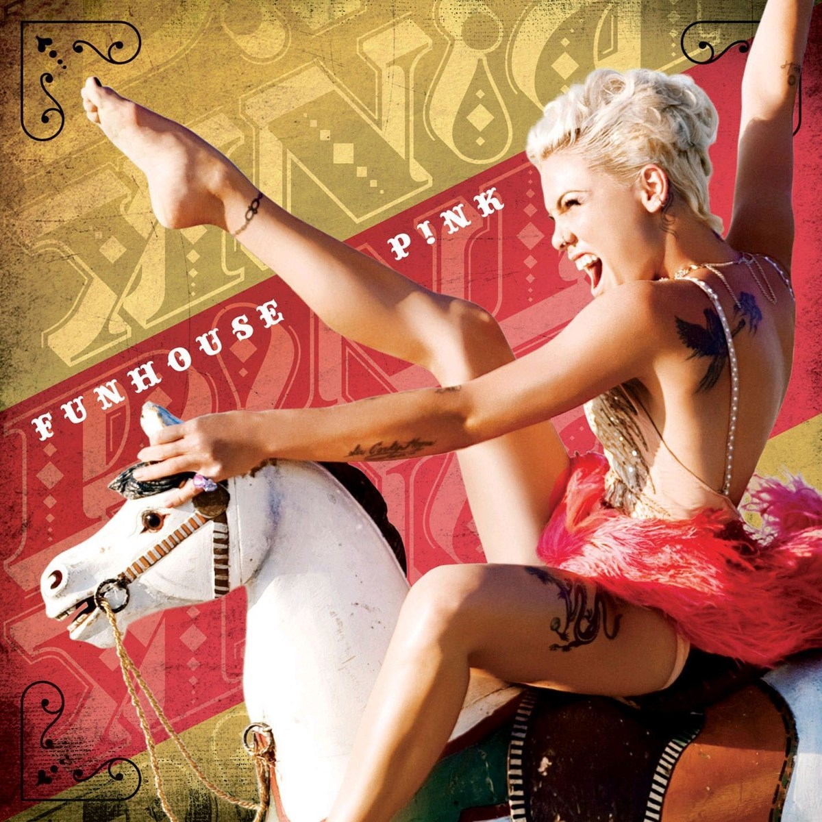La cantante Pink cavalca un cavallo bianco stile circo, con testo "Funhouse".