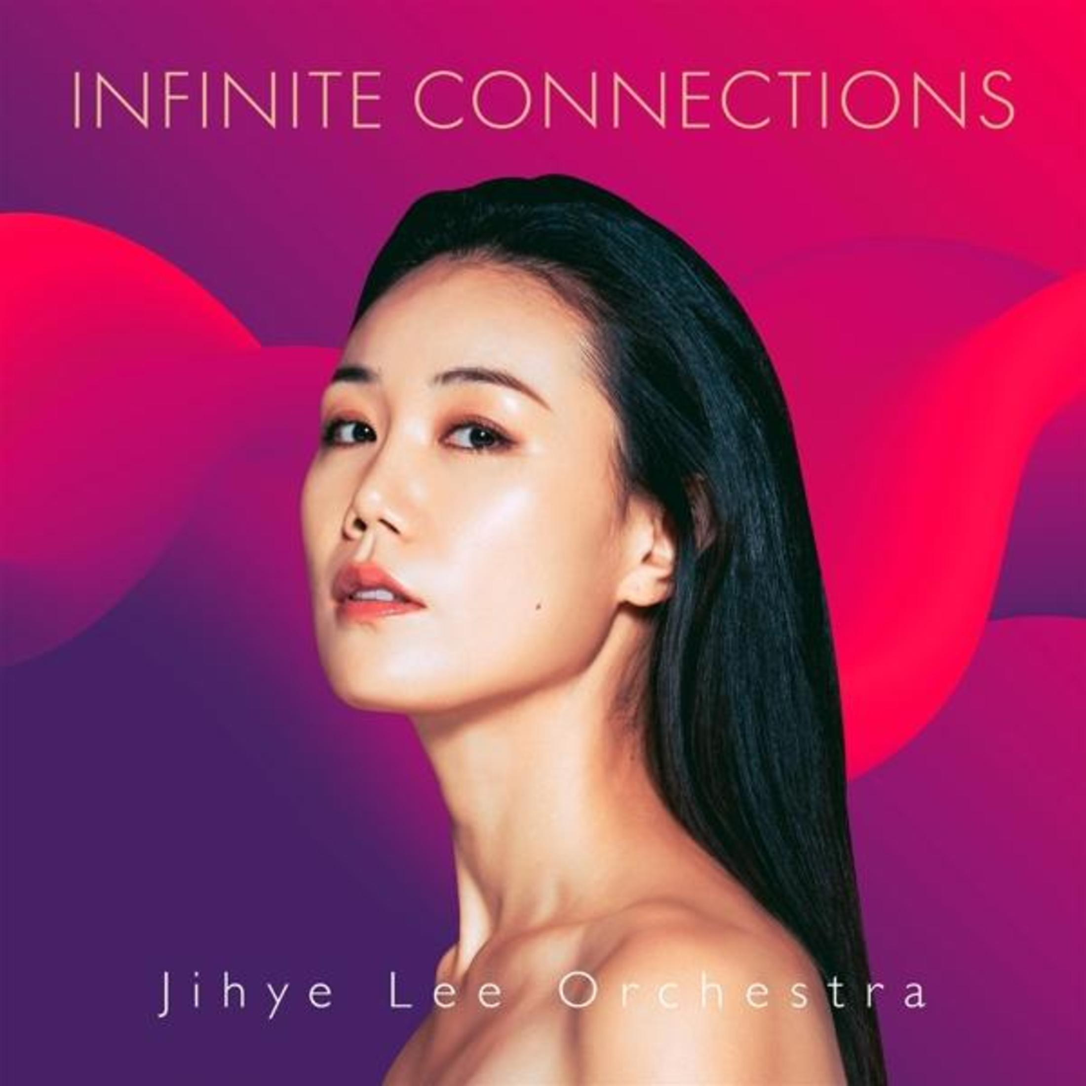 Donna con capelli scuri, sfondo rosso-viola, titolo "Infinite Connections".