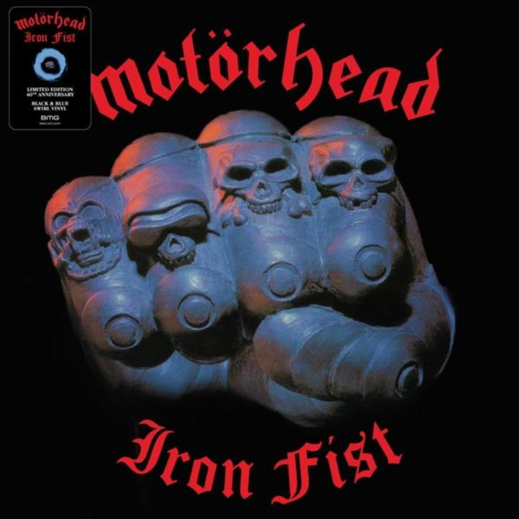 Copertina album Motörhead con un pugno di teschi e scritte rosse.
