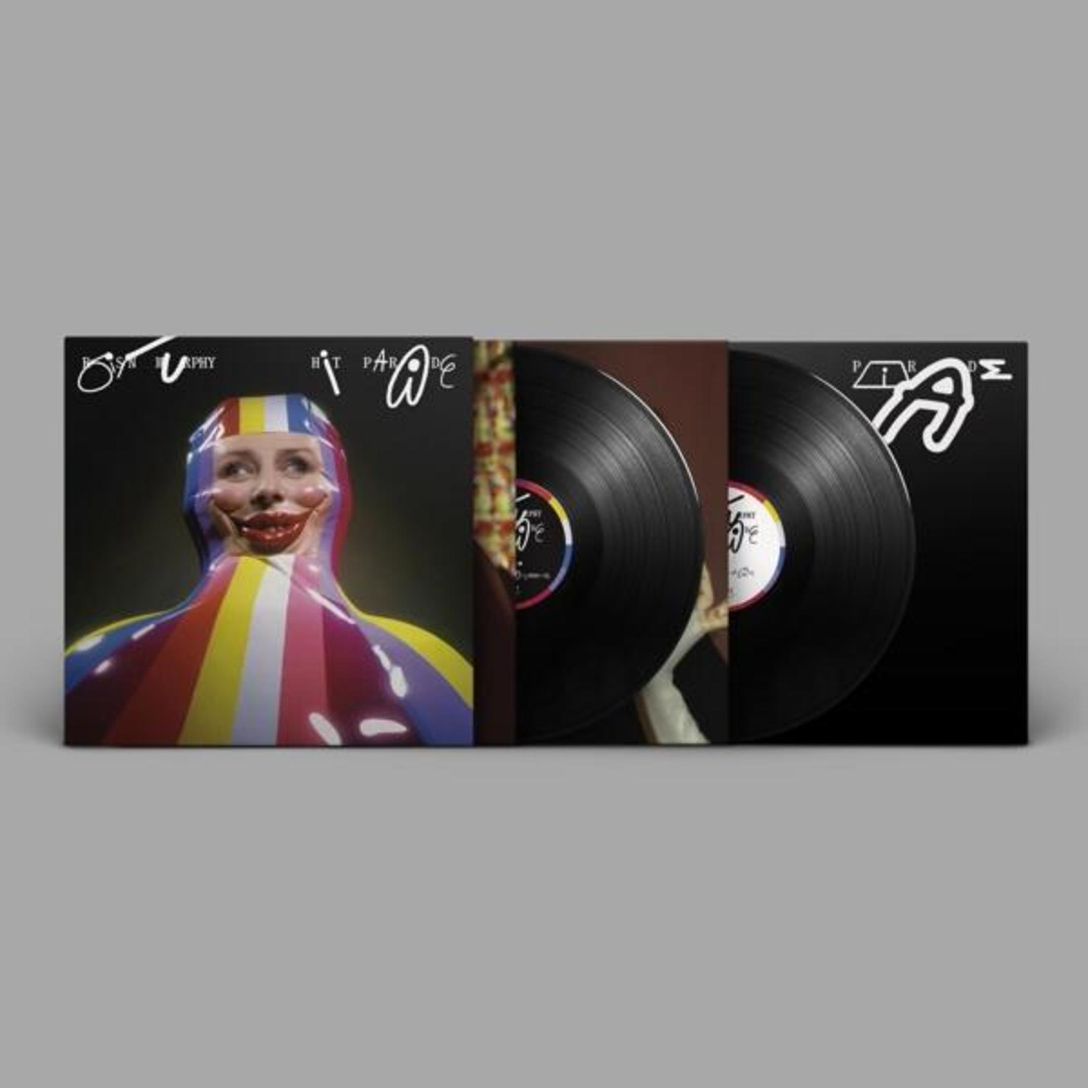 Copertina di un disco con persona in cappuccio di lattice colorato e due dischi in vinile neri.