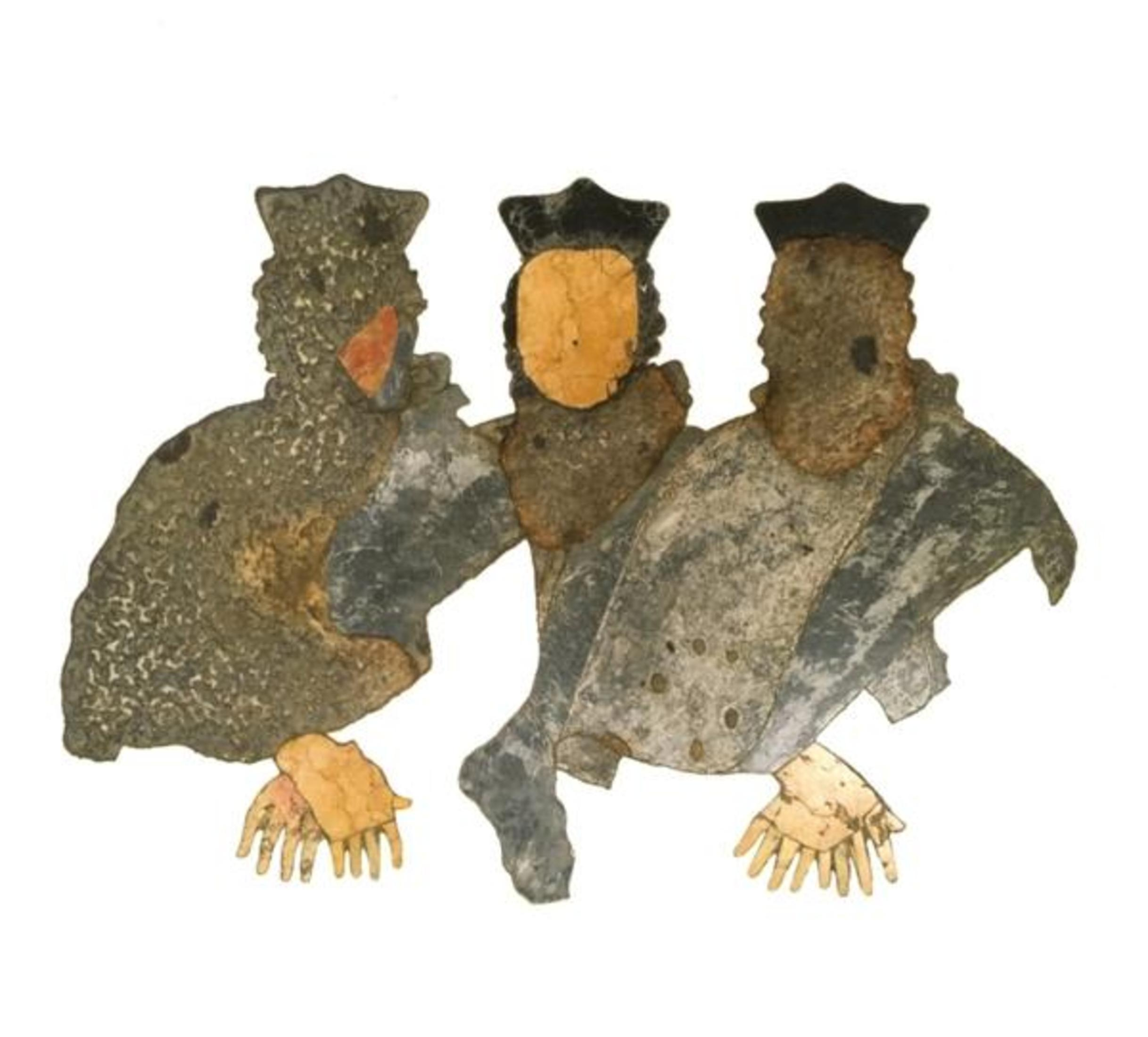 Tre figure stilizzate con cappelli e mani protese su sfondo bianco.
