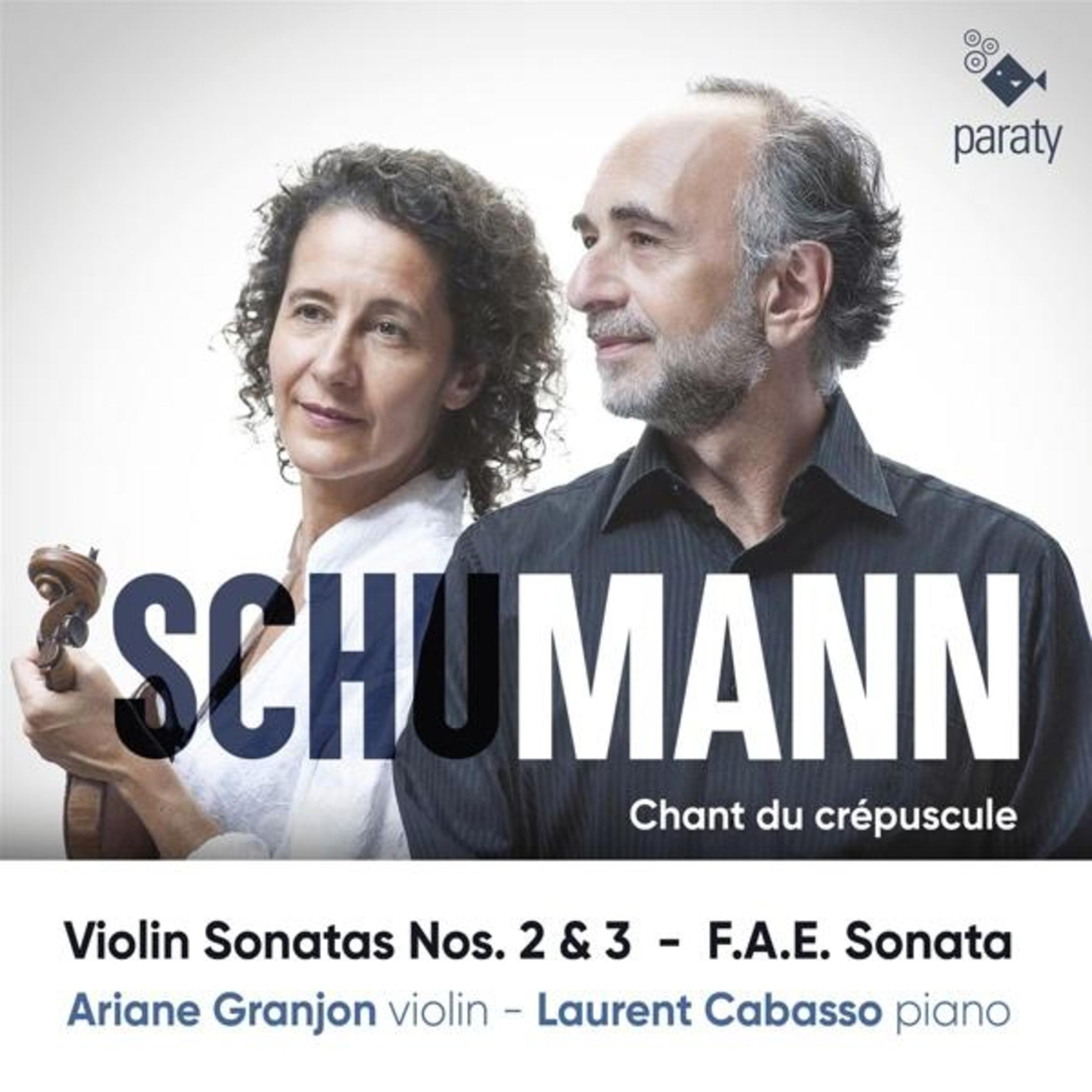 Un uomo e una donna posano per la copertina di un album intitolato 'Schumann'.