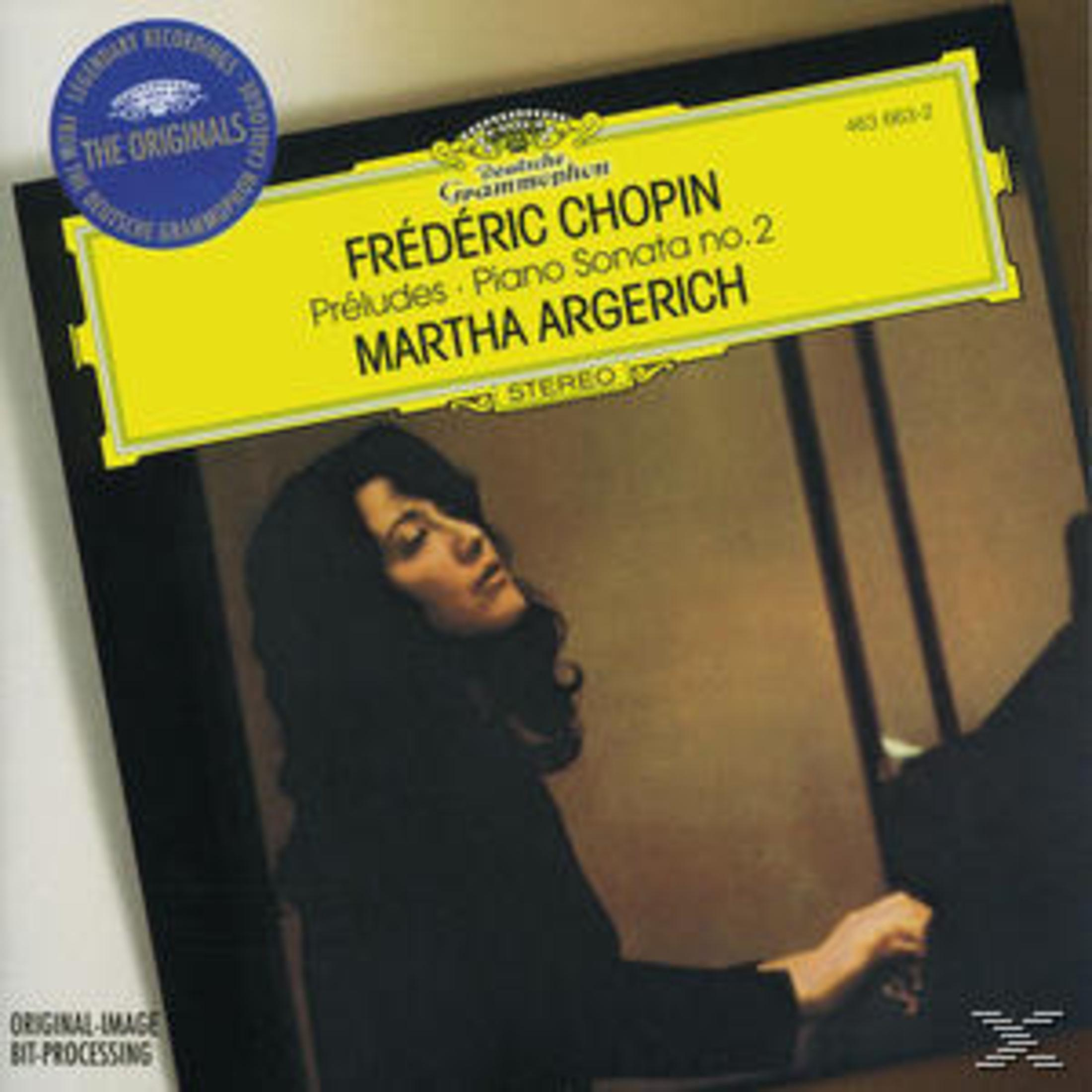 Un album di piano con Martha Argerich, Chopin. Donna che suona il piano.