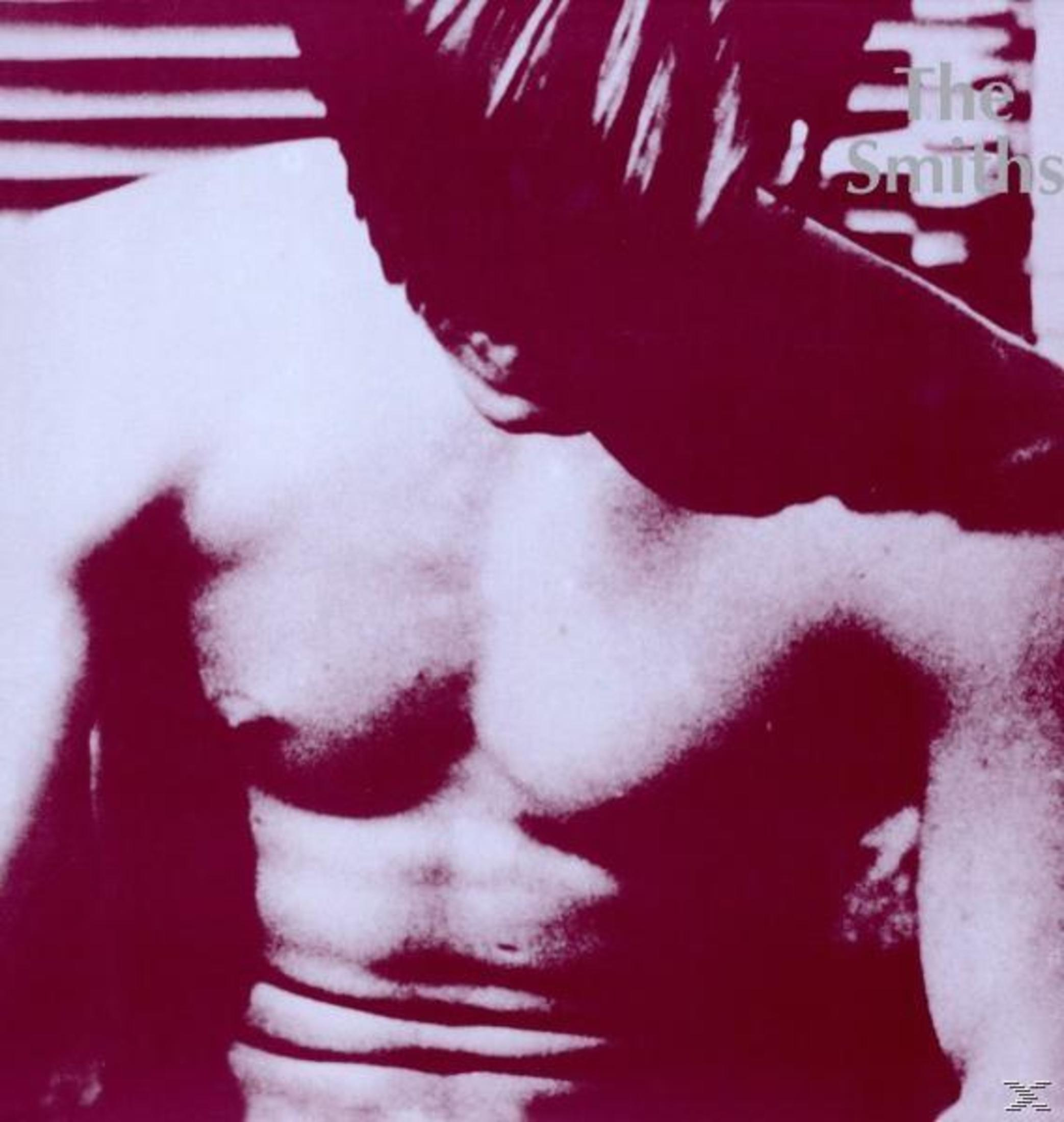 Un'immagine stilizzata, ad alto contrasto, bicolore di un uomo a torso nudo, a capo chino, con il testo 'The Smiths' in alto a destra.