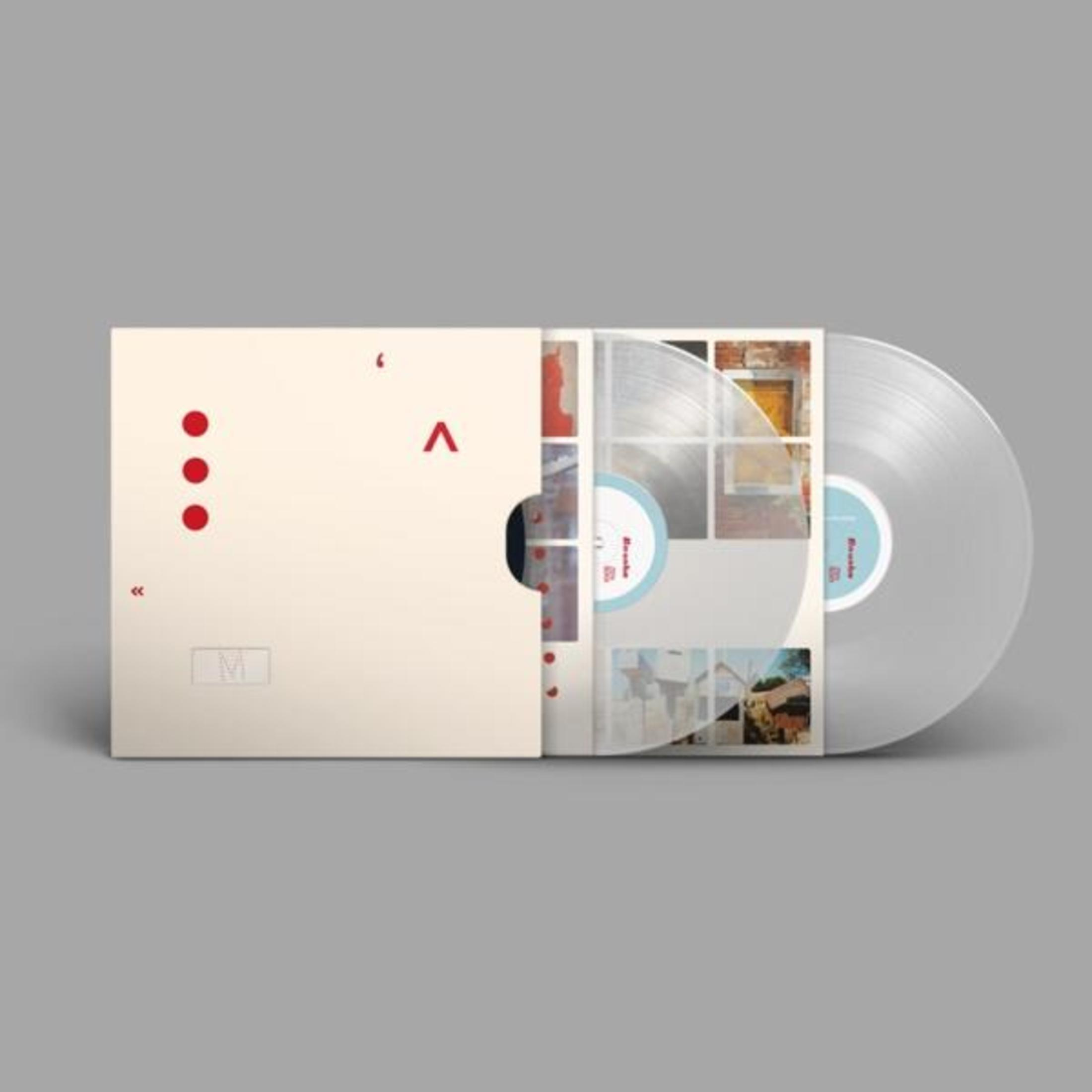 Un disco in vinile in una custodia con punti rossi e un logo "M".