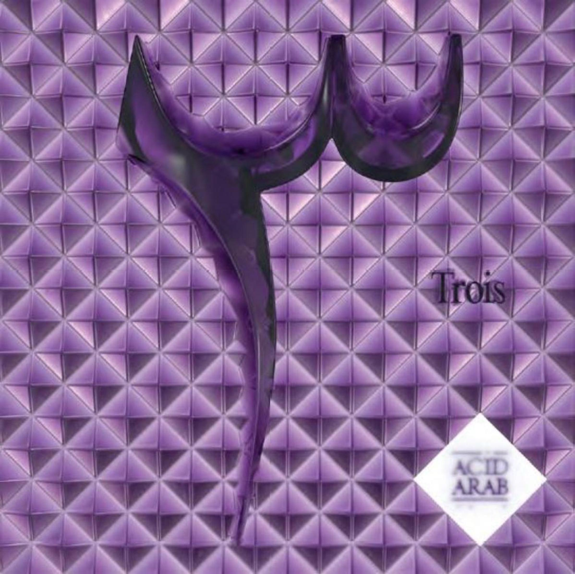 Numero 3D viola su motivo a mosaico. Testo: Trois & ACID ARAB