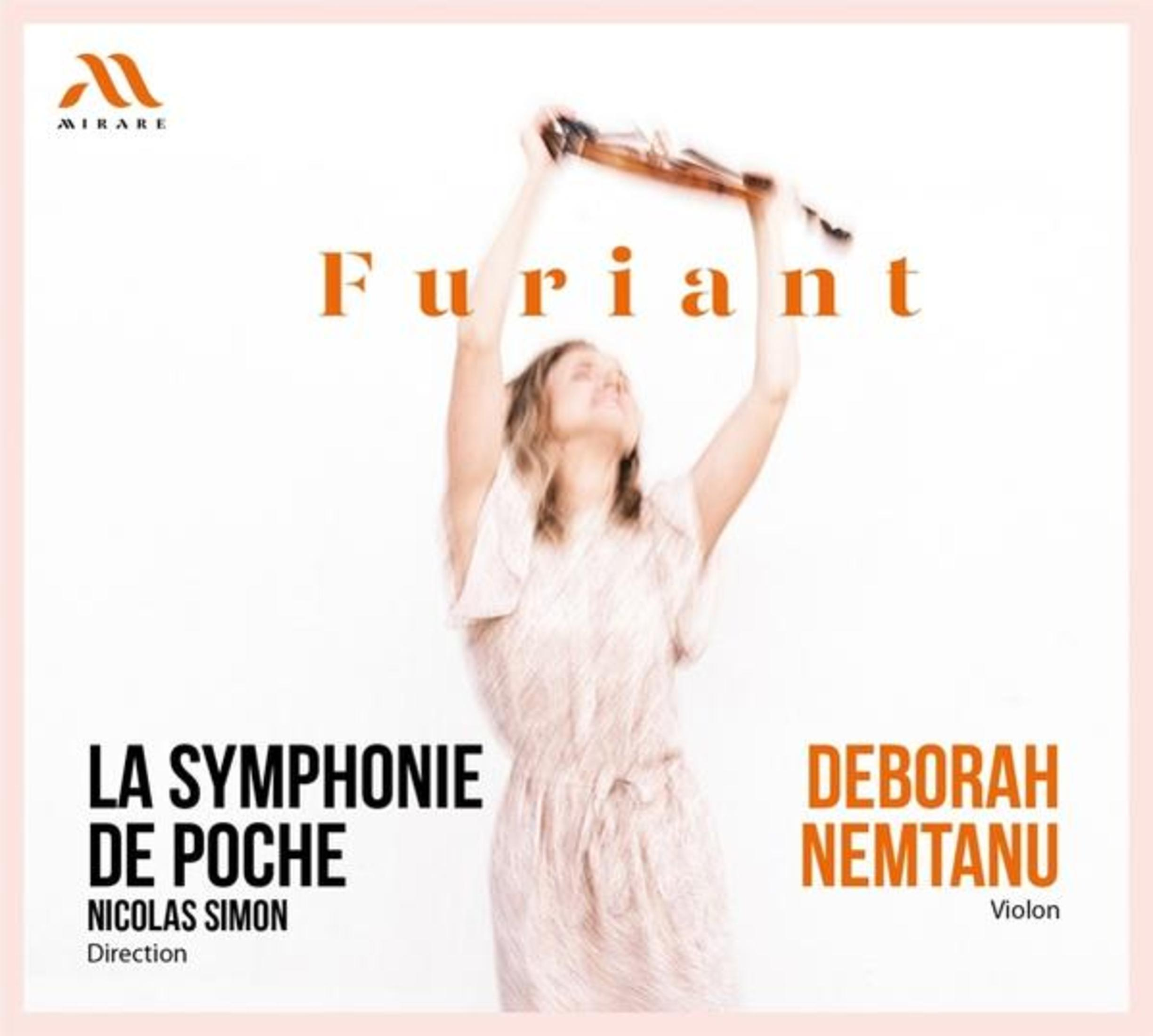 Una donna tiene un violino sopra la testa, con testo 'Furiant' e nomi.