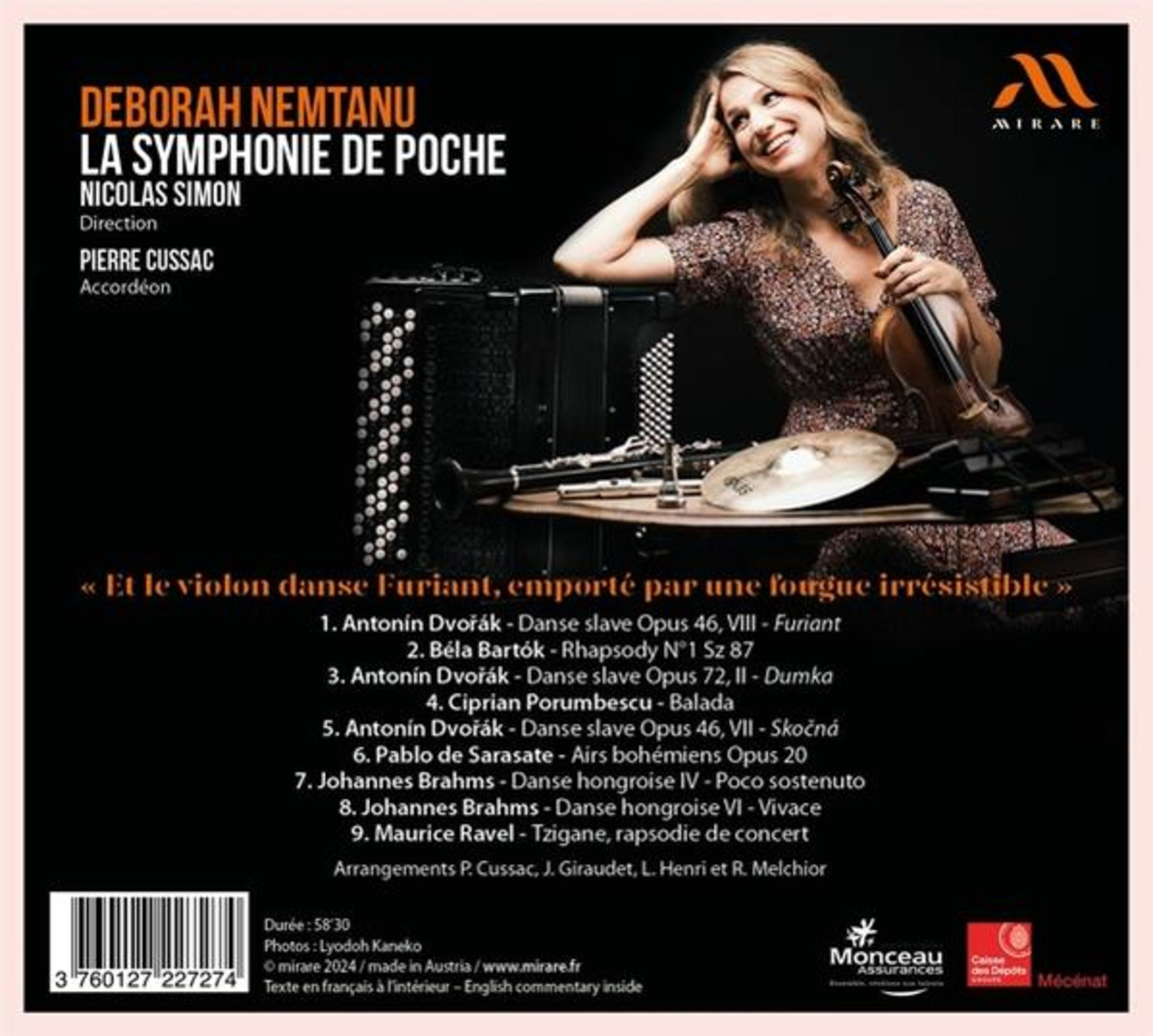 Donna con violino e fisarmonica su poster concerto con lista brani.