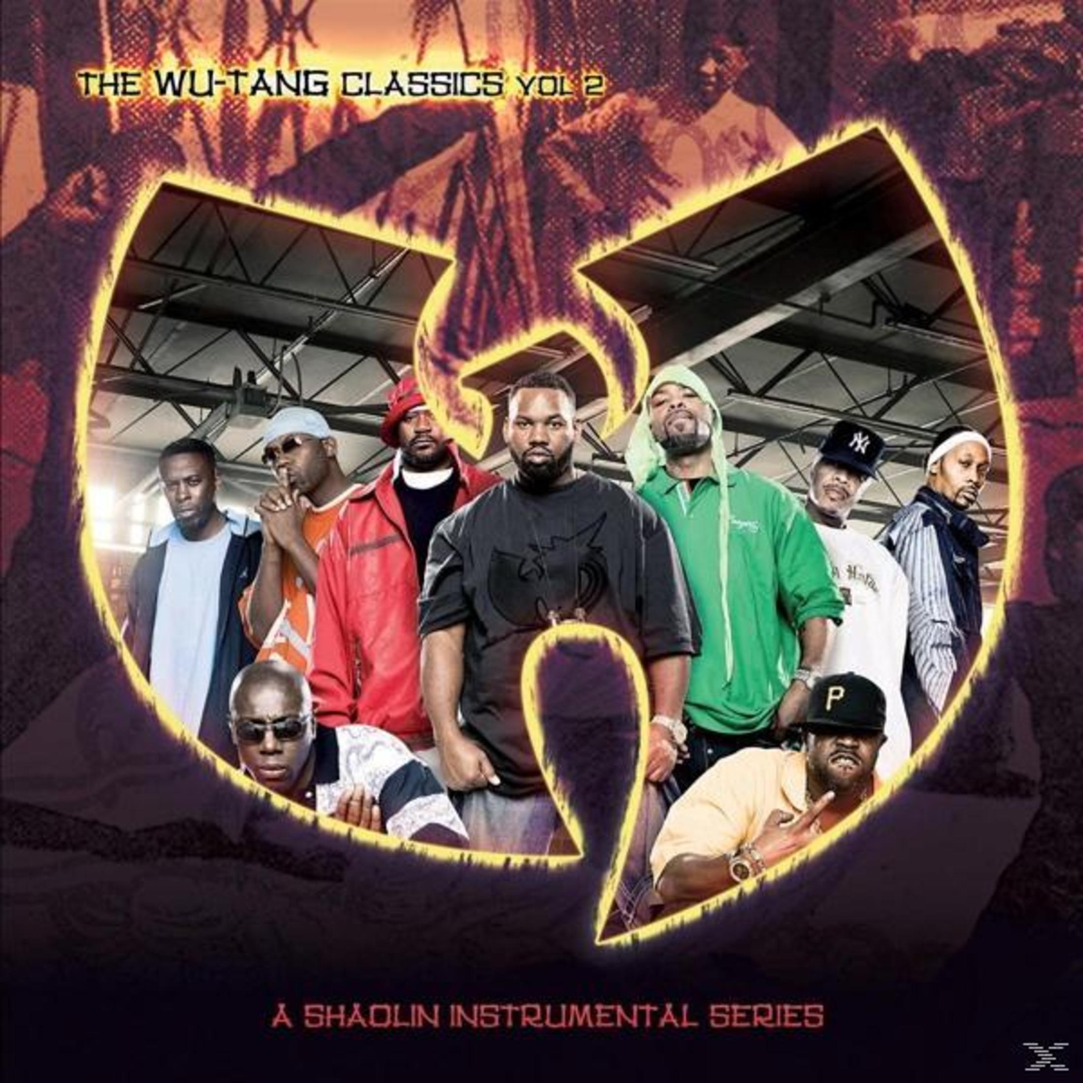 De Wu-Tang Clan-leden poseren voor een Wu-Tang logo.