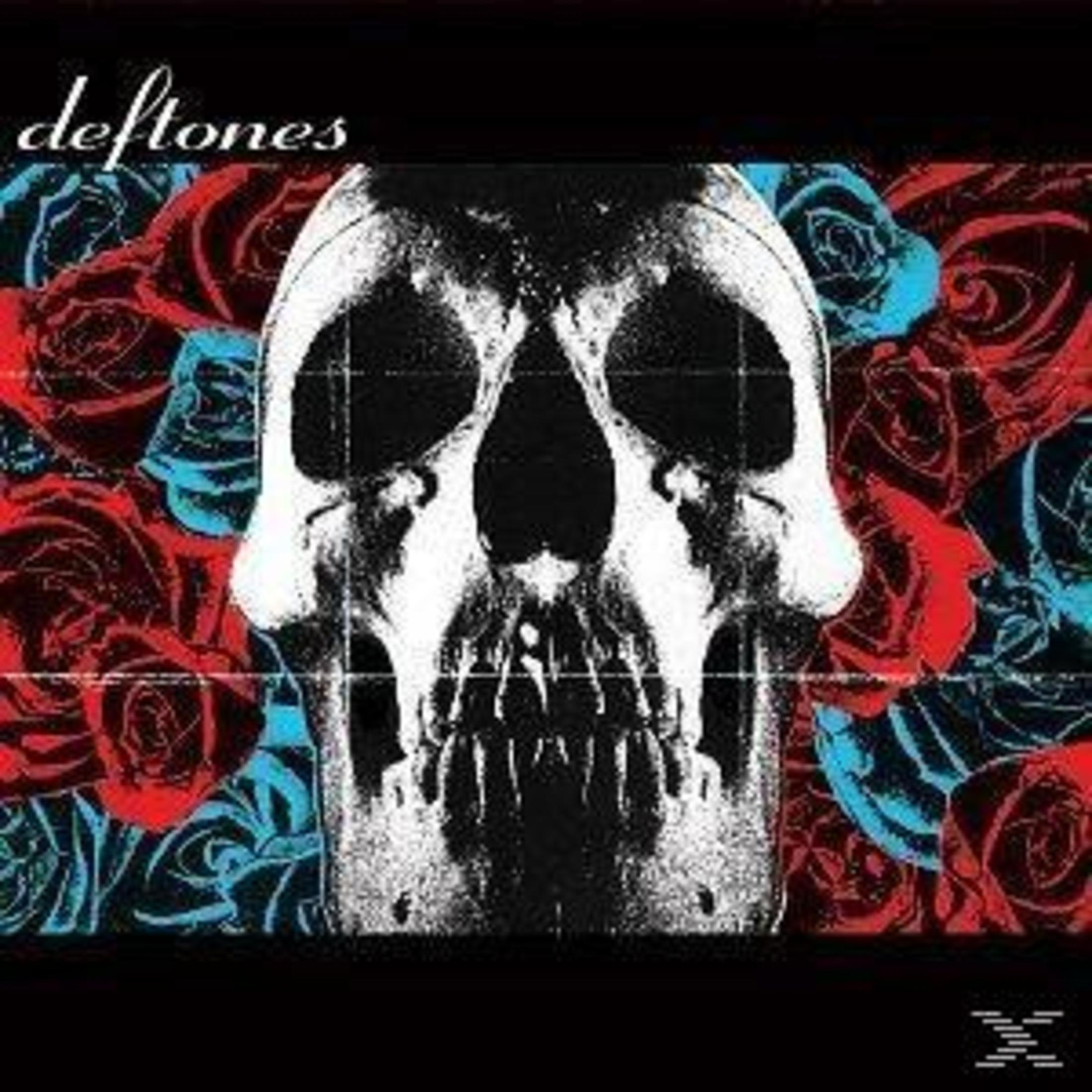Testo Deftones sopra un teschio con rose rosse e blu sullo sfondo.