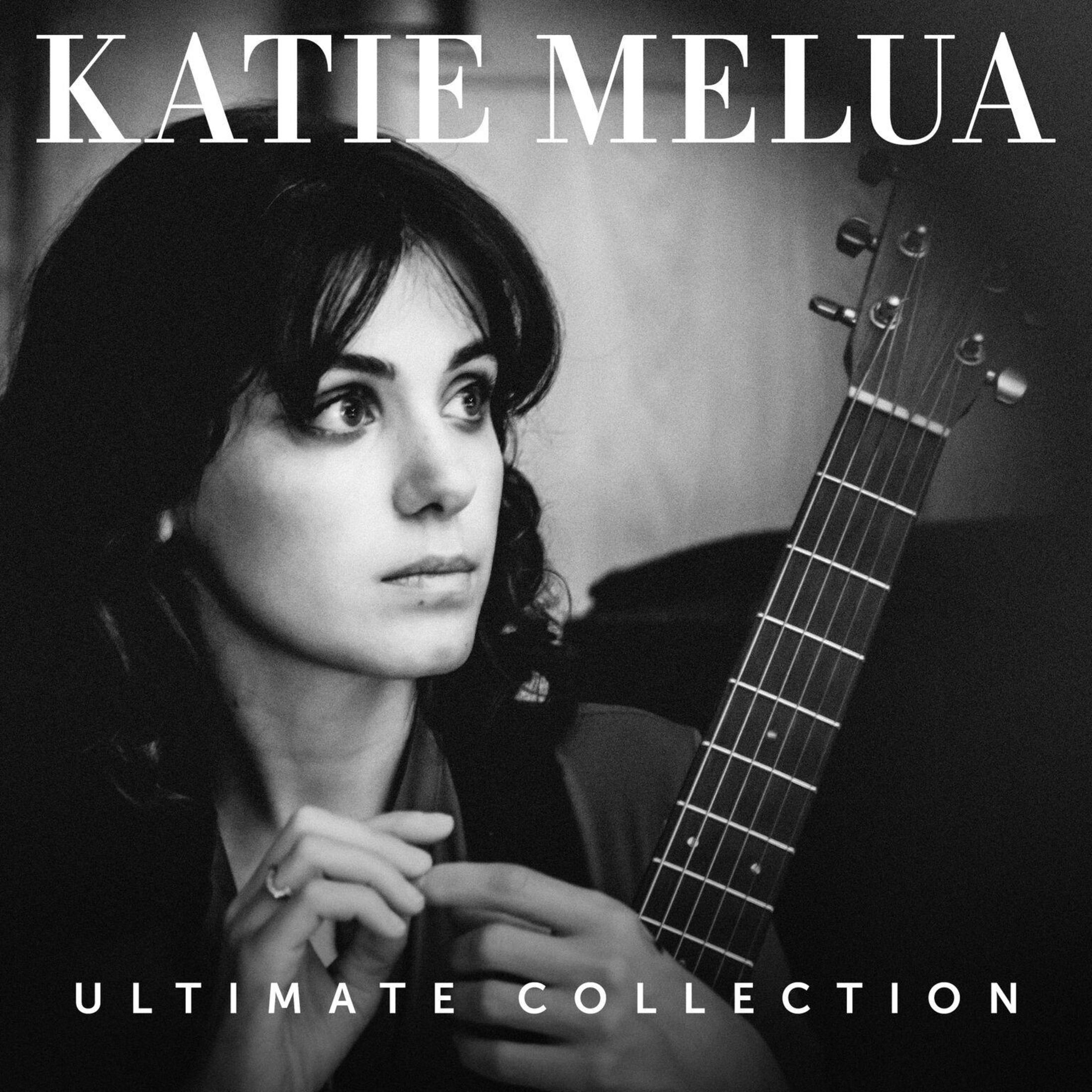 Ritratto in bianco e nero di Katie Melua con chitarra e testo.