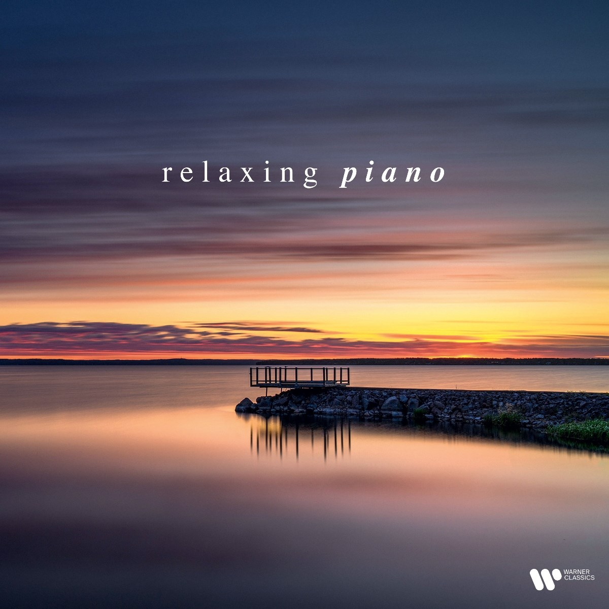 Tramonto su un lago con molo e nuvole. Pianoforte rilassante.