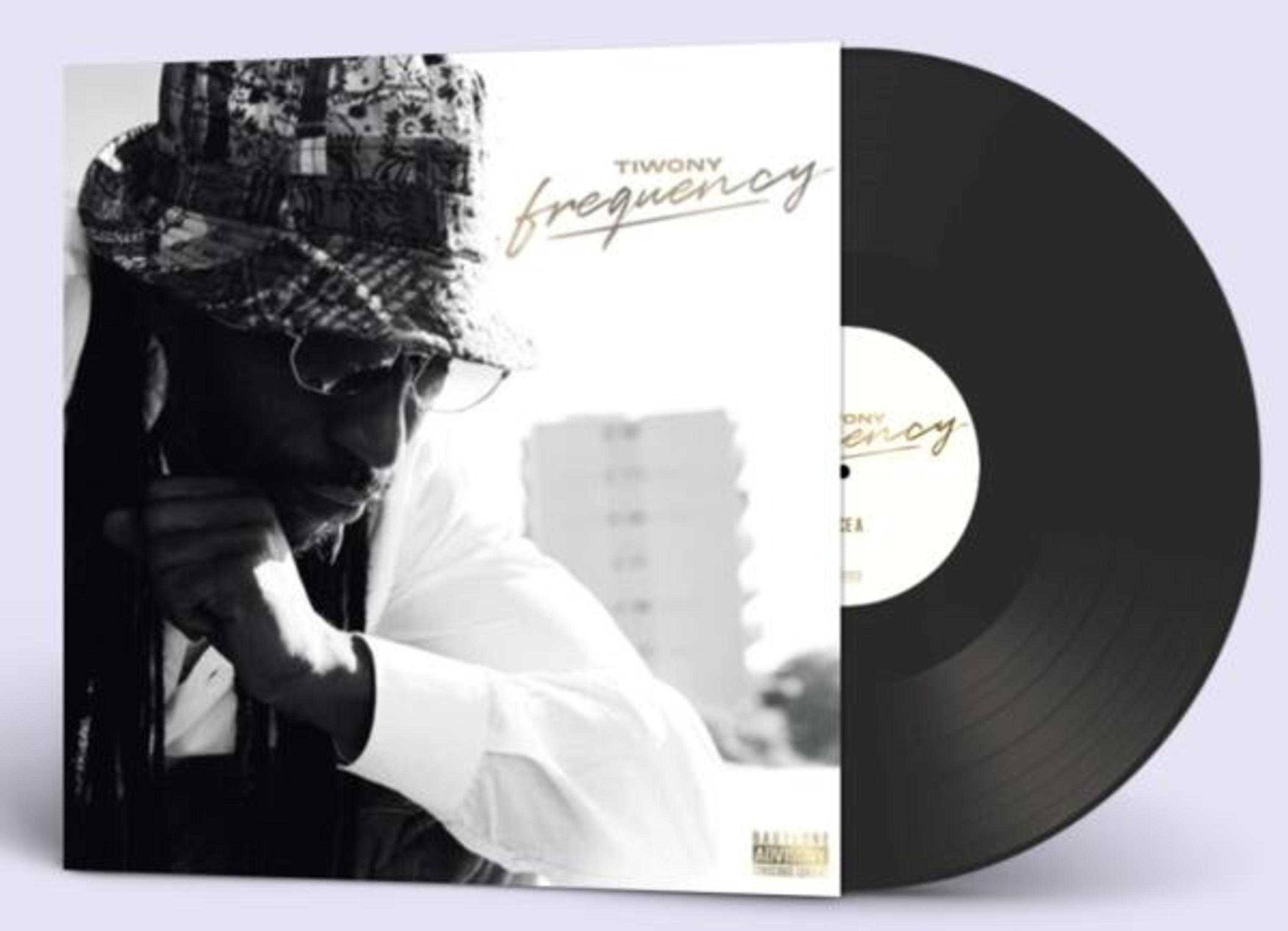 Disco in vinile nero con copertina di un uomo con cappello e occhiali.