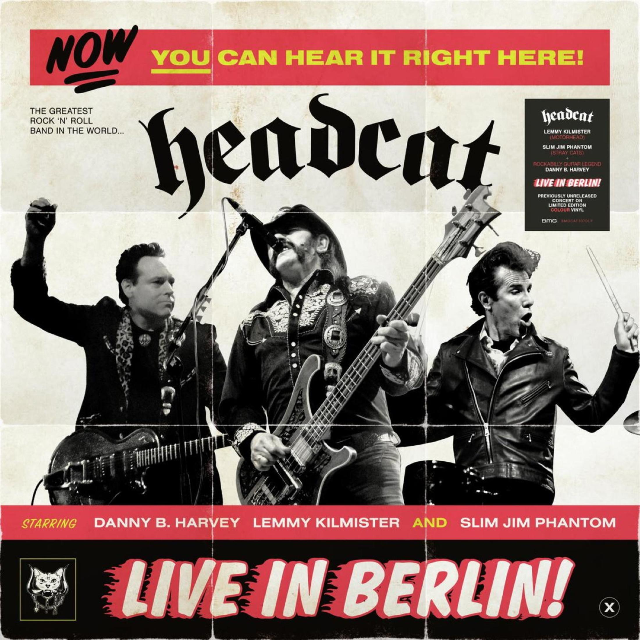 Bandleden spelen live op het podium met instrumenten. Albumhoes.
