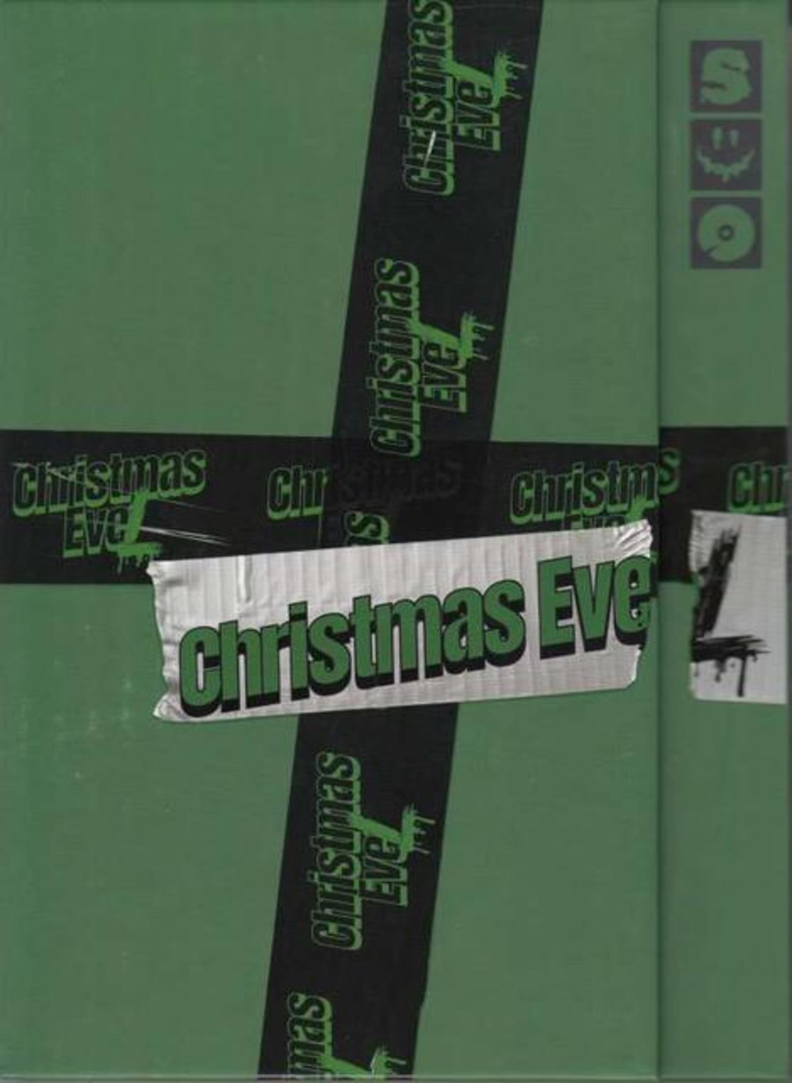 Confezione verde con nastro nero con la scritta "Christmas Eve".