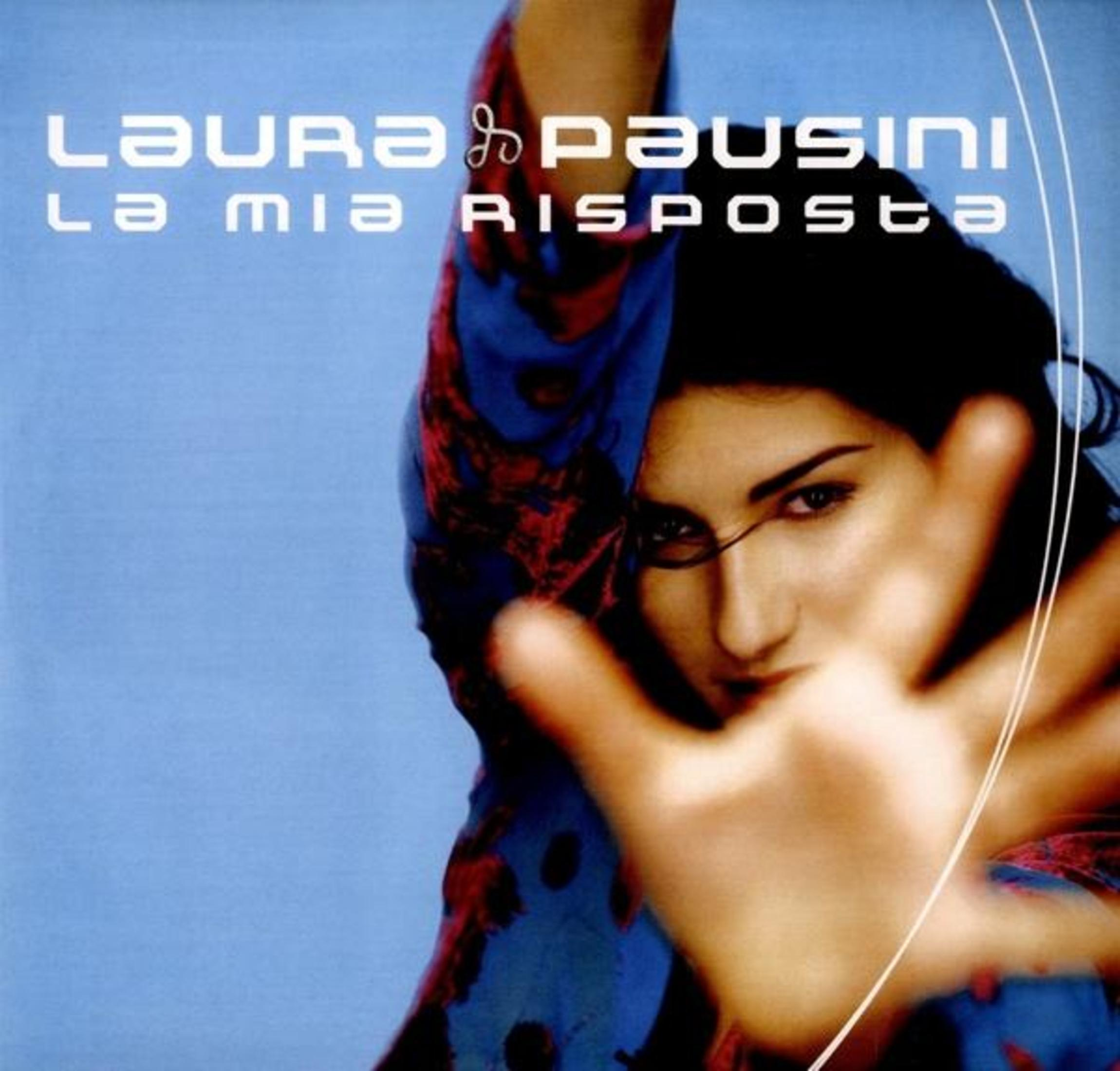 Laura Pausini con sfondo blu e il suo viso in primo piano.