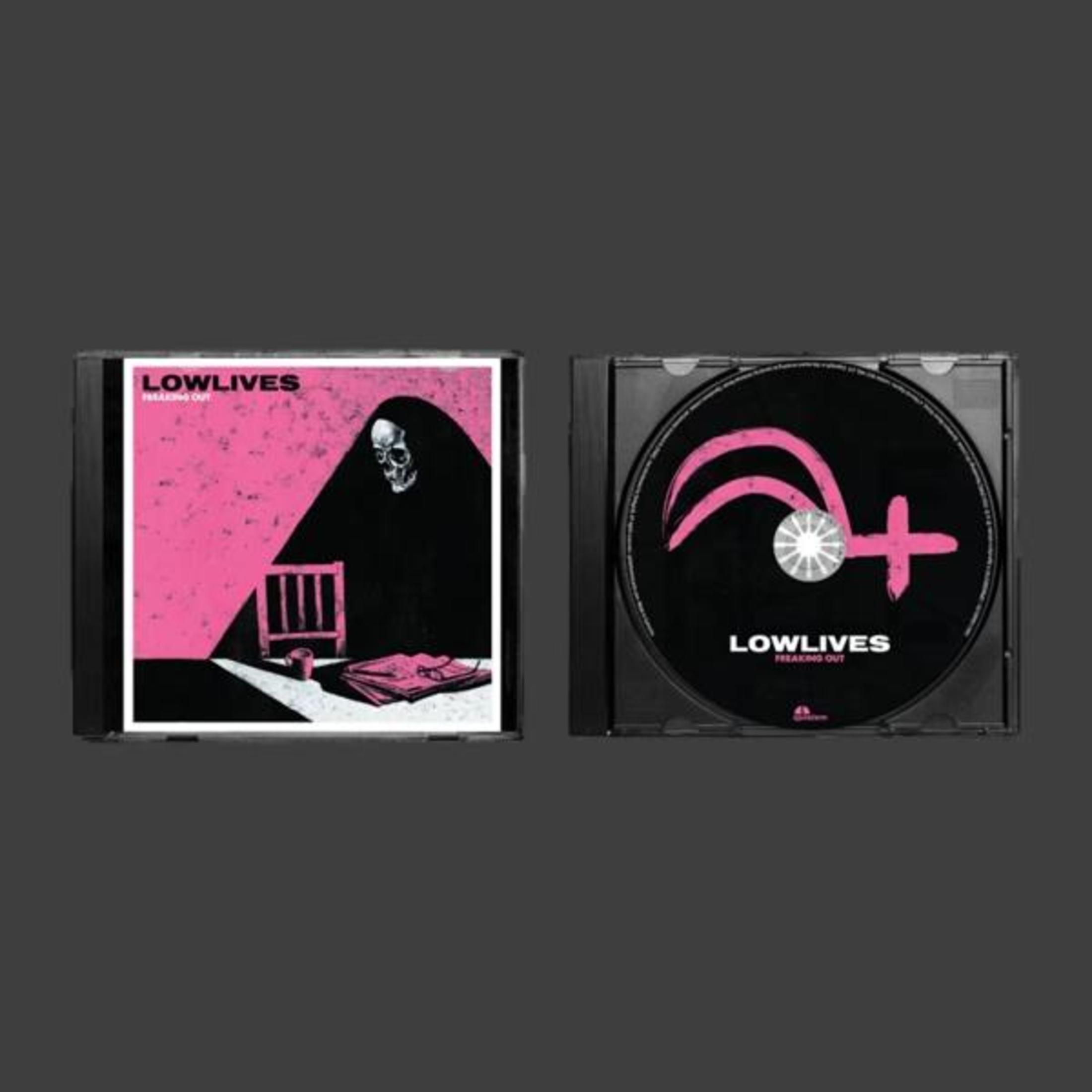 Custodia CD con scheletro con cappuccio e custodia CD aperta con disco.
