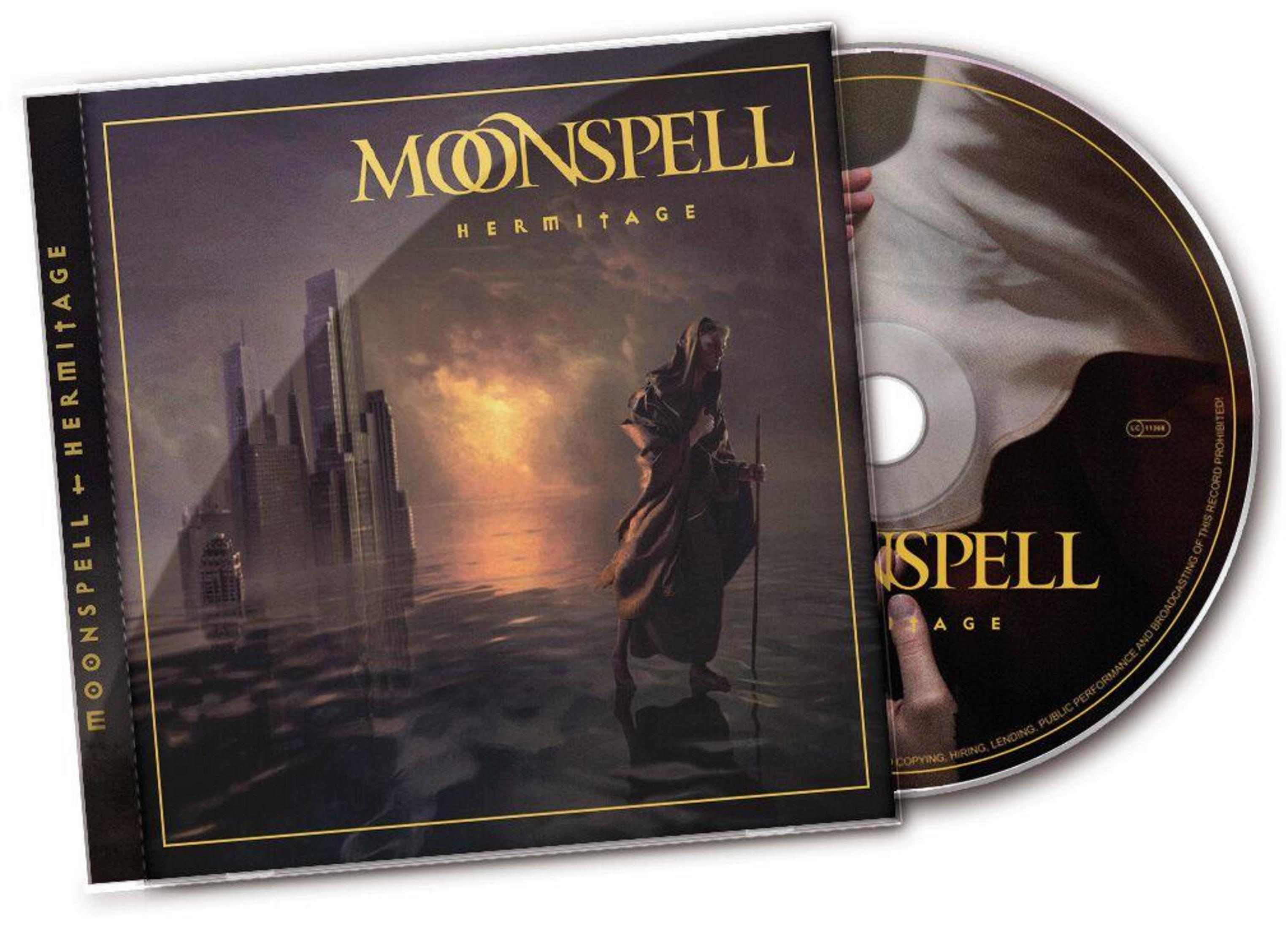 Copertina CD con figura in veste scura davanti a skyline e tramonto.