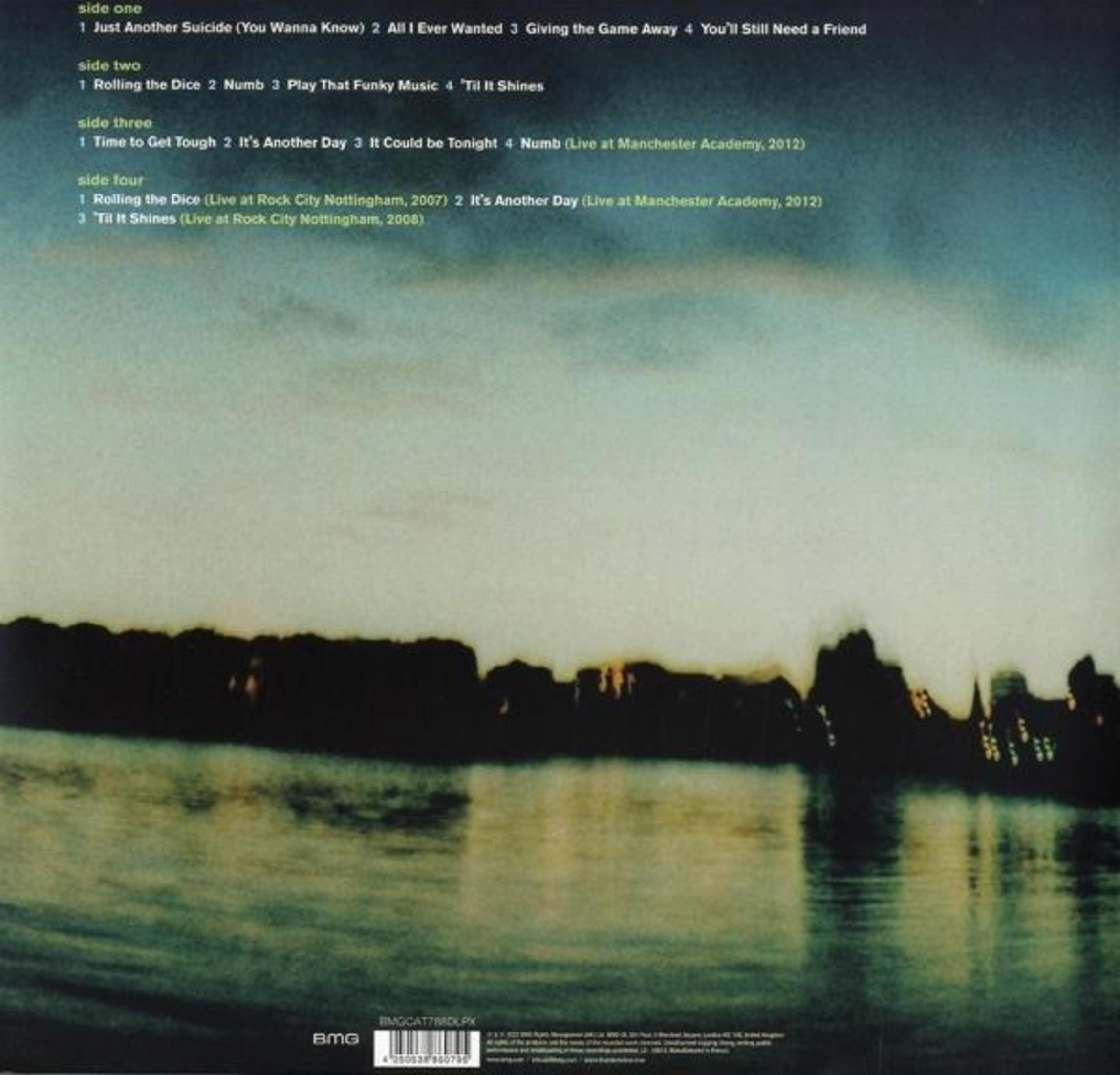 Silhouette scura di città sull'acqua con luci. Titoli album e lista canzoni visibili.