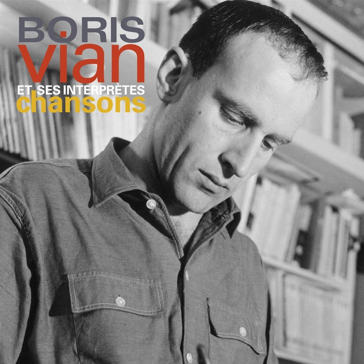 Boris Vian e i suoi interpreti Chansons. Uomo in camicia, libreria sullo sfondo.