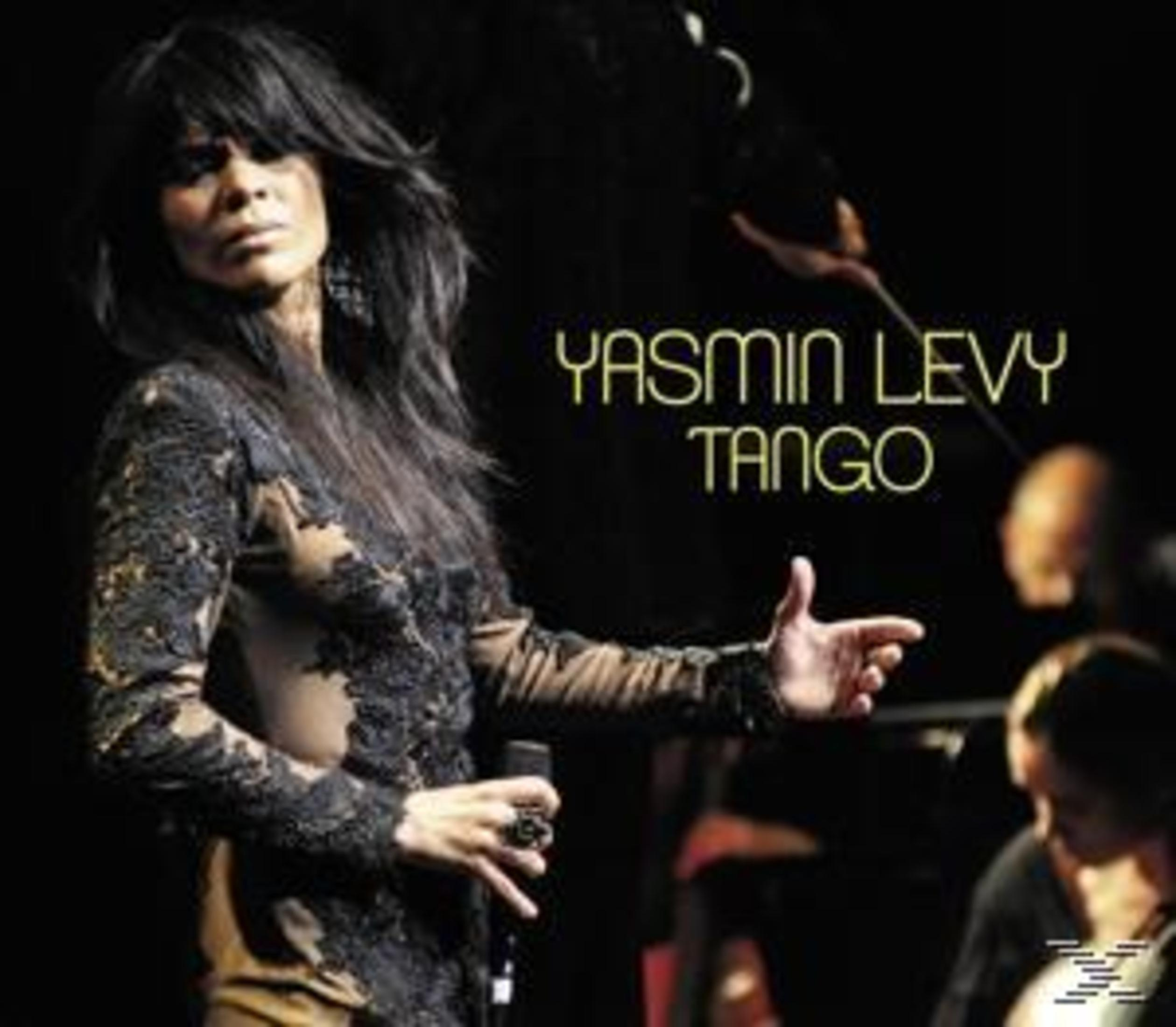 Yasmin Levy zingt op het podium, draagt een zwarte kanten jurk.