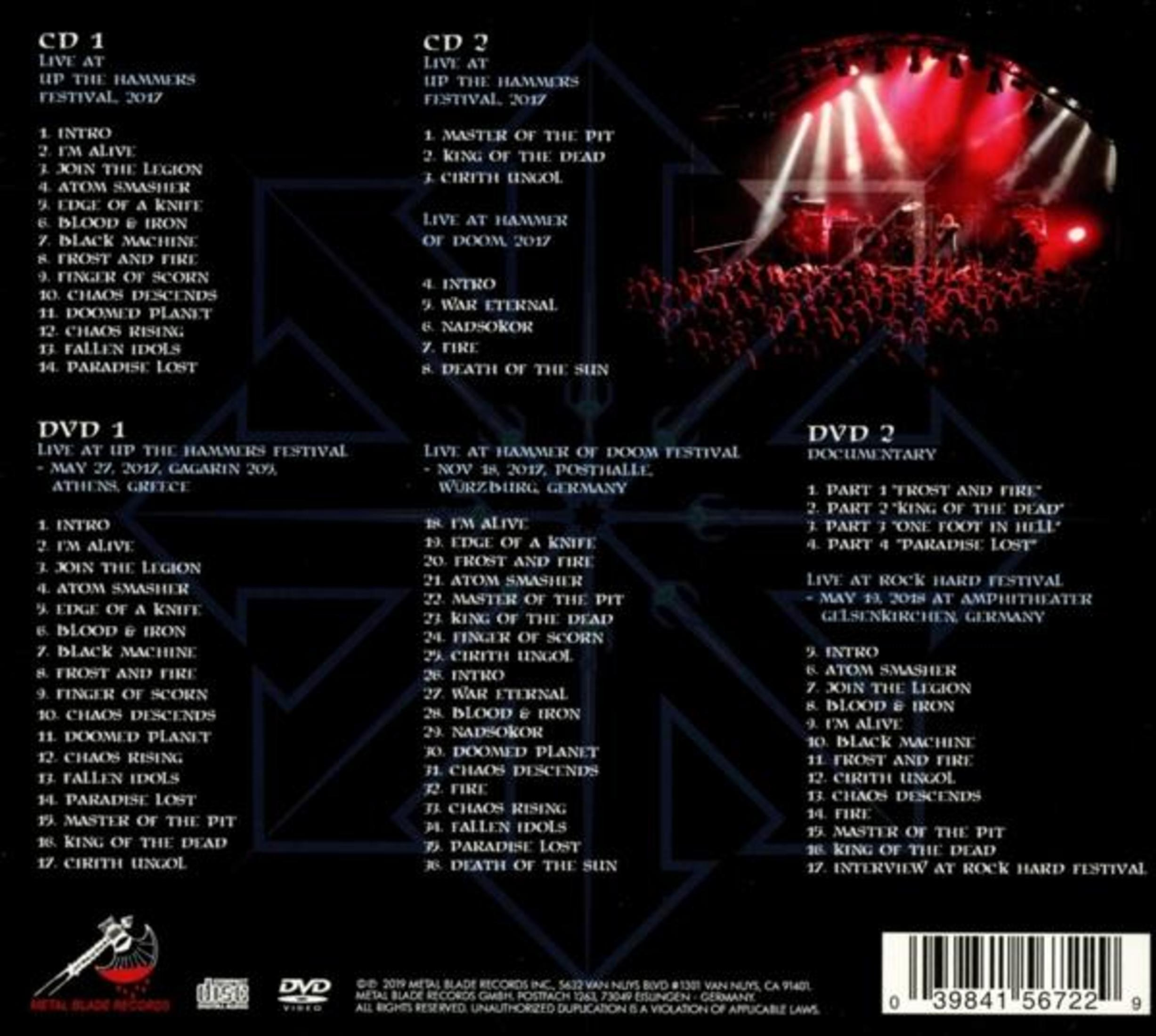Albumhoes met songlijsten voor cd's en dvd's, live band en publiek in rood licht.