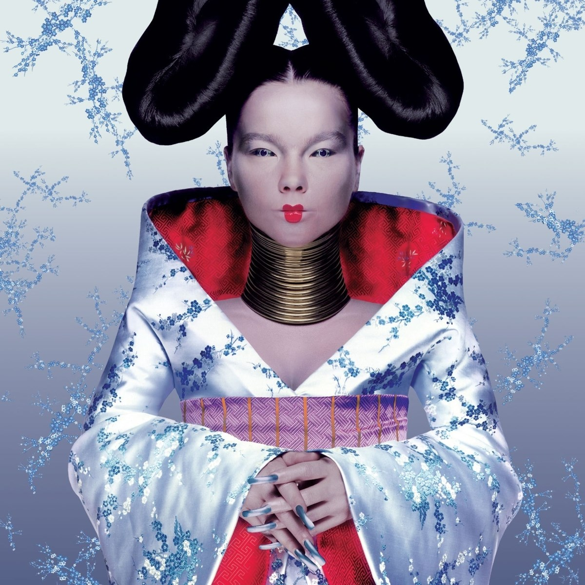 Donna con kimono d'ispirazione asiatica, girocollo dorato, acconciatura drammatica e fiori.