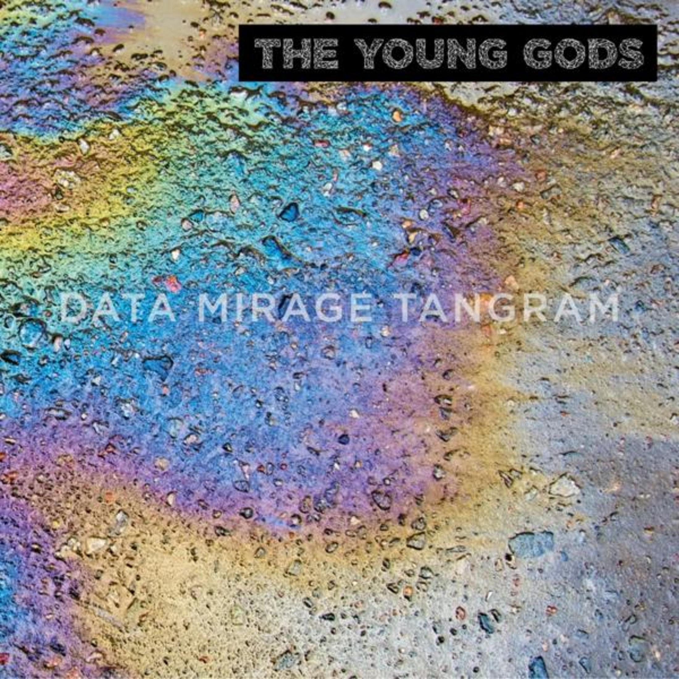 Macchia d'olio arcobaleno su asfalto con testo "THE YOUNG GODS" e "DATA MIRAGE TANGRAM".