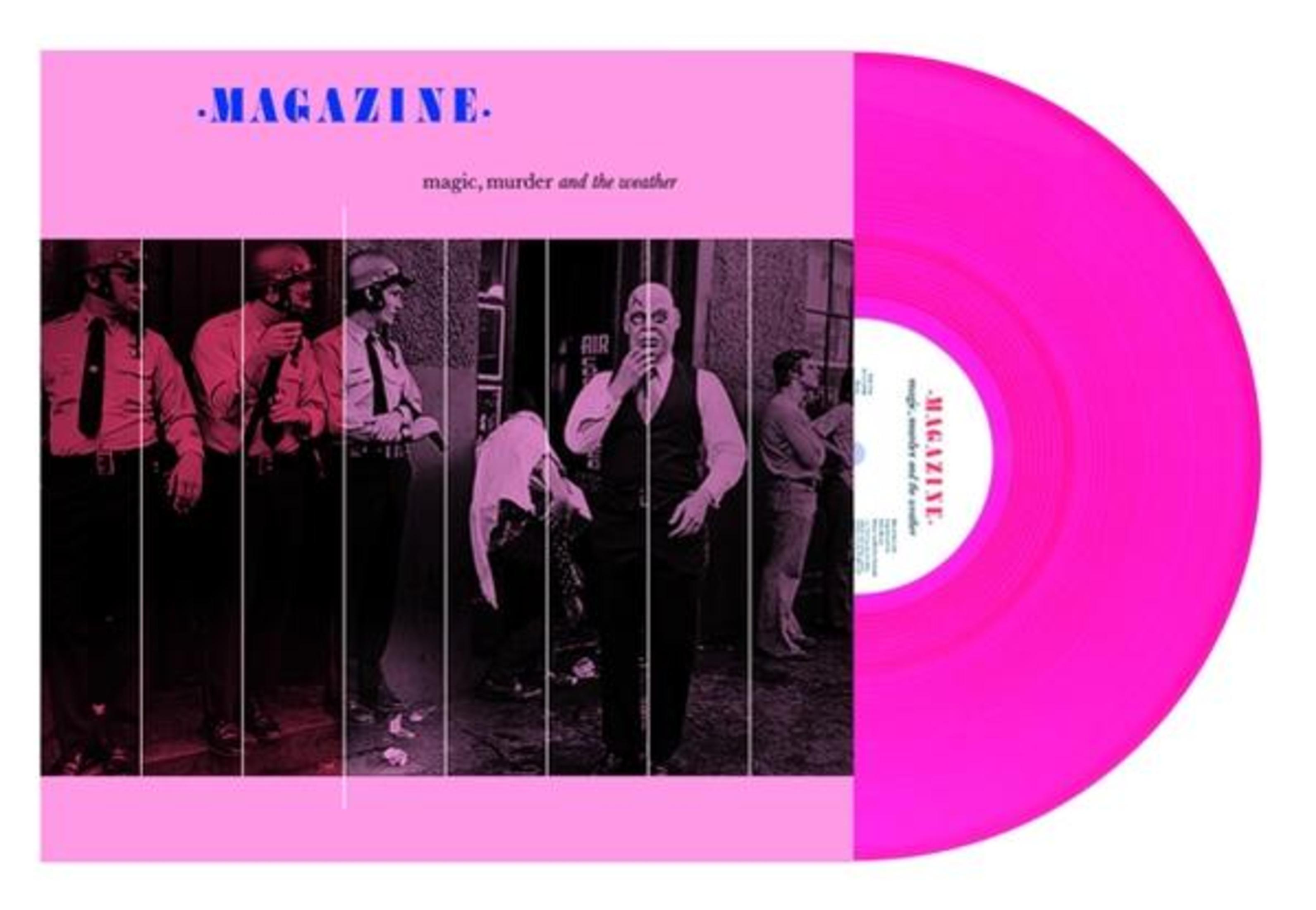 Un disco in vinile rosa con copertina: uomini in uniforme, un uomo con trucco da teschio.