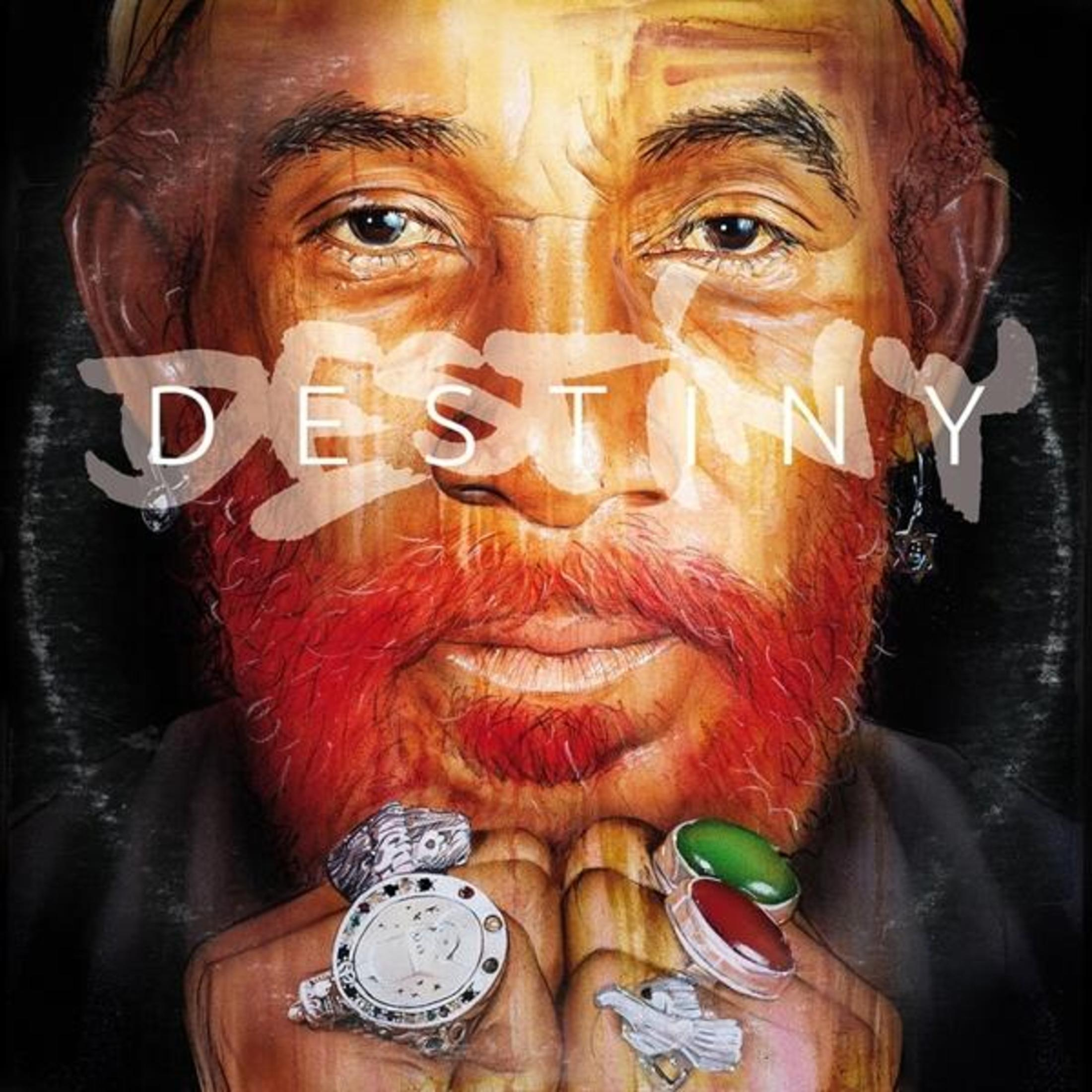 Ritratto di un uomo con barba rossa che indossa anelli. Testo: DESTINY.