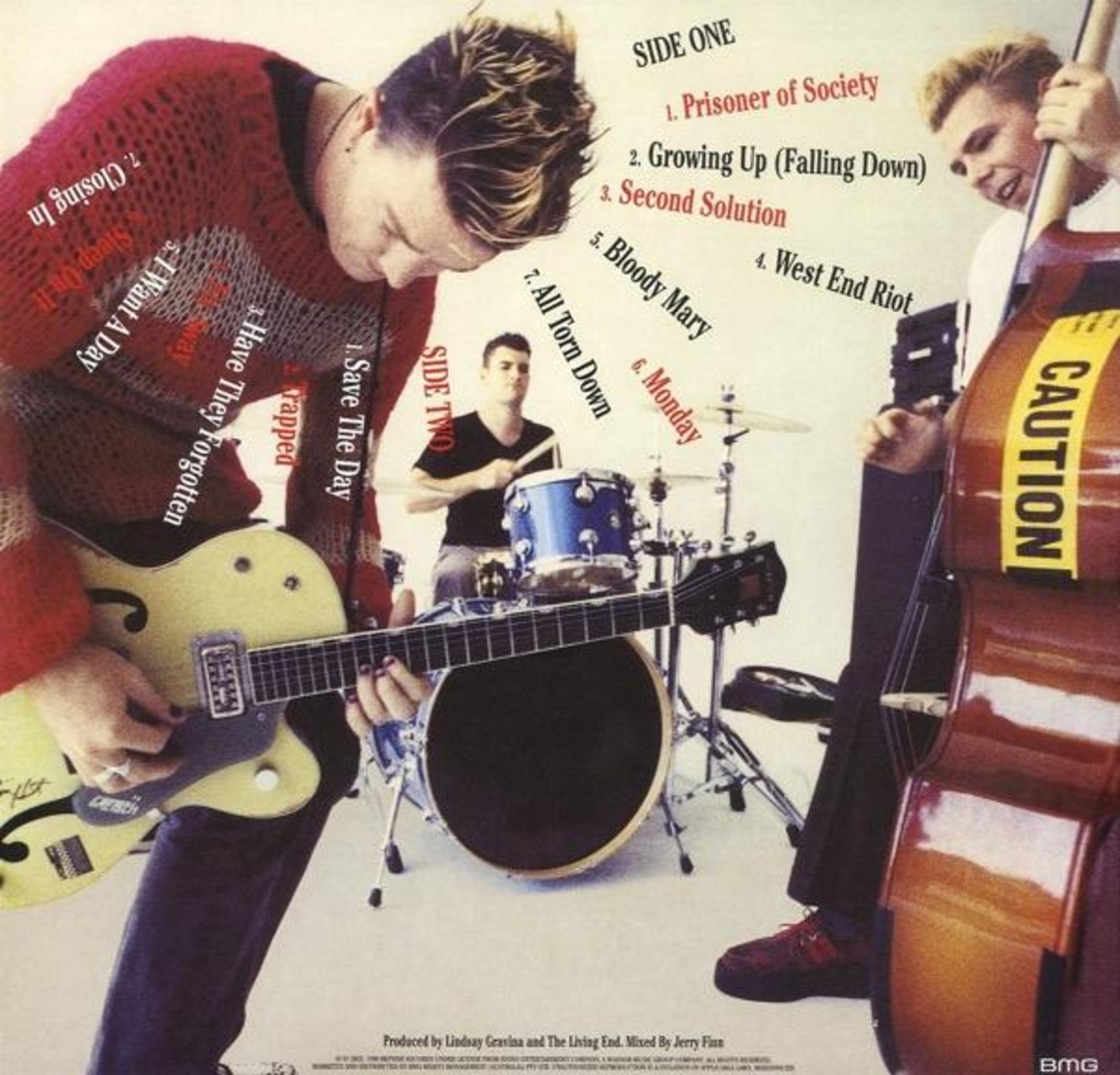 Membri della band con chitarra, basso e batteria. Tracklist sullo sfondo.