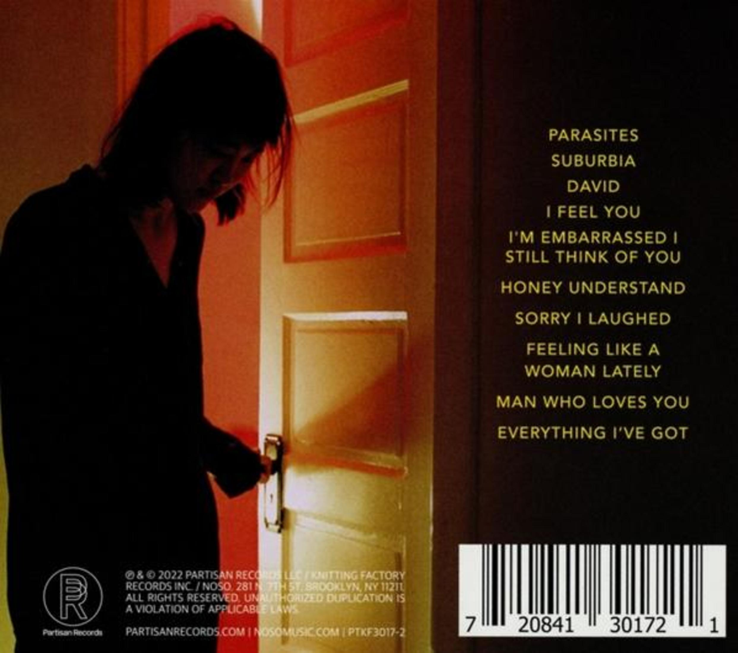 Persona in ombra che apre una porta, con titoli di canzoni e codice a barre.