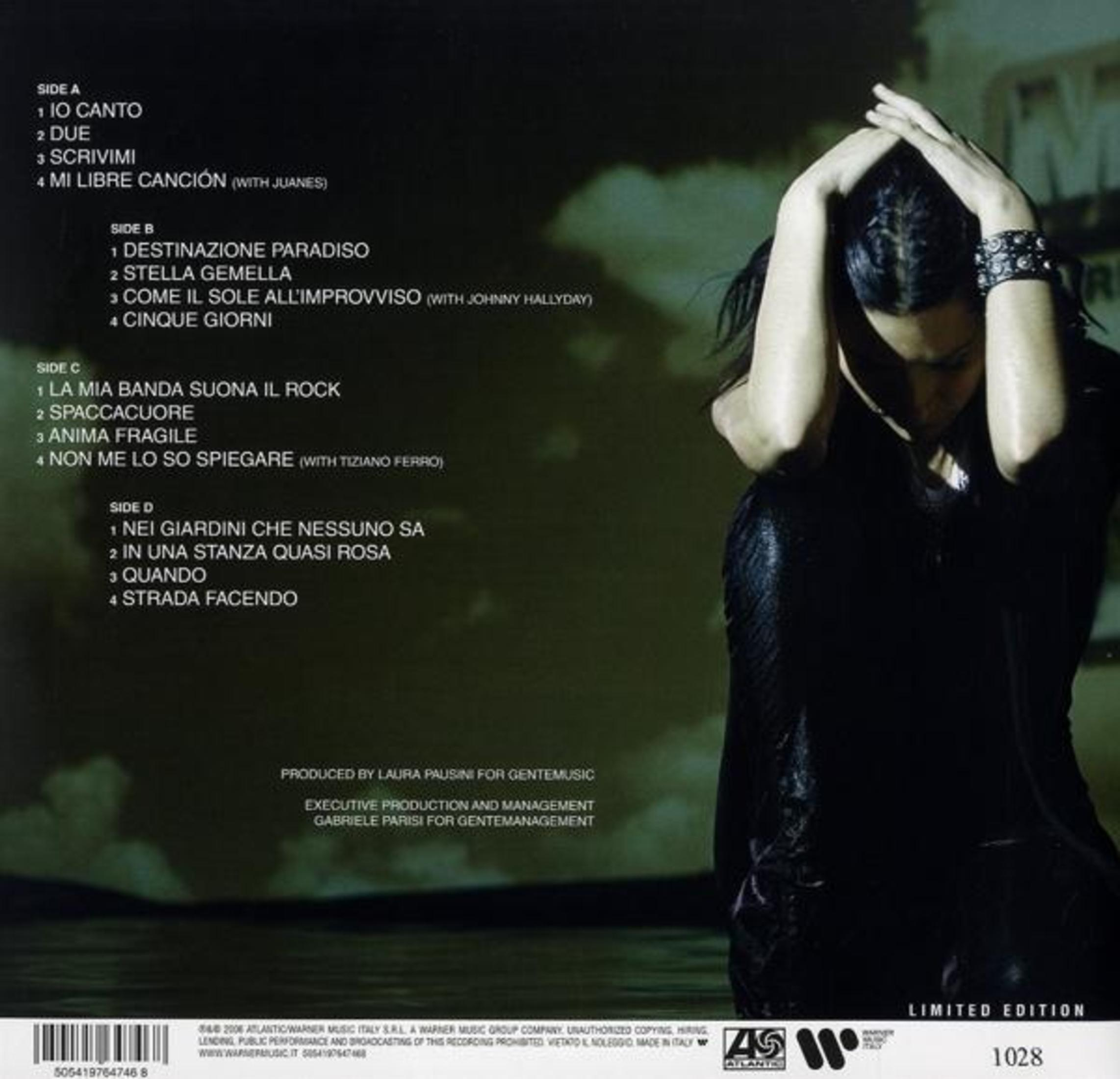 Una donna in abito nero con braccia alzate, indossa gioielli. Tracklist sullo sfondo.