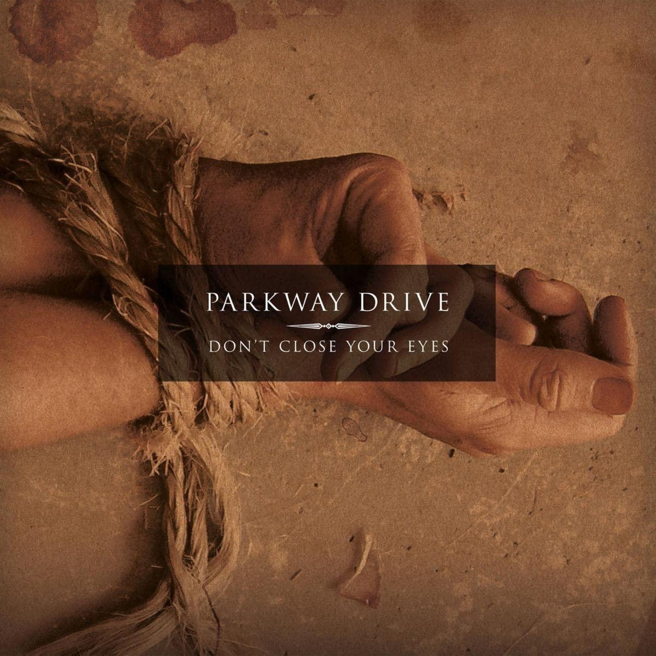 Un polso legato con corda su sfondo marrone. Testo: Parkway Drive.
