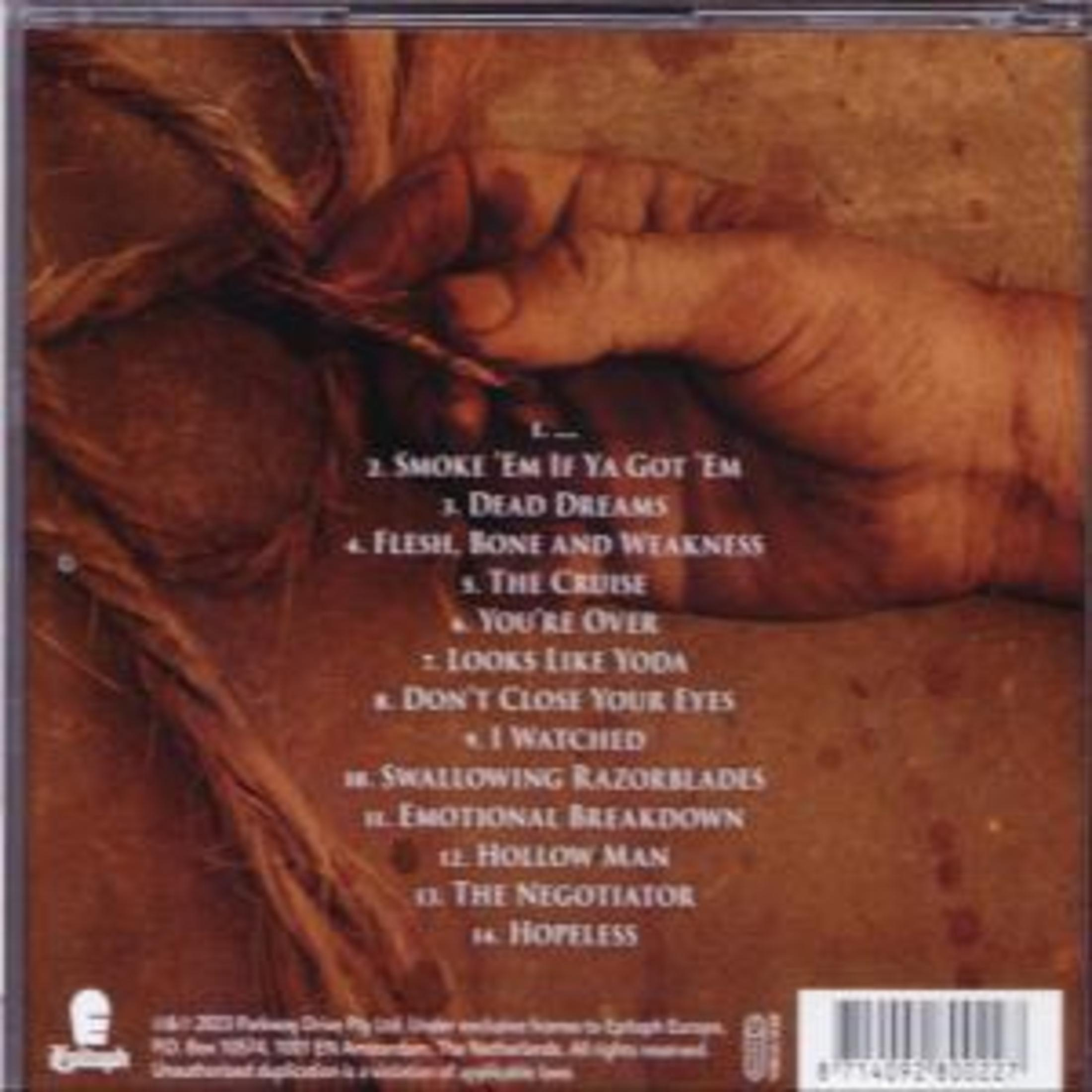 Primo piano di una mano che tiene i capelli, con elenco canzoni sullo sfondo.